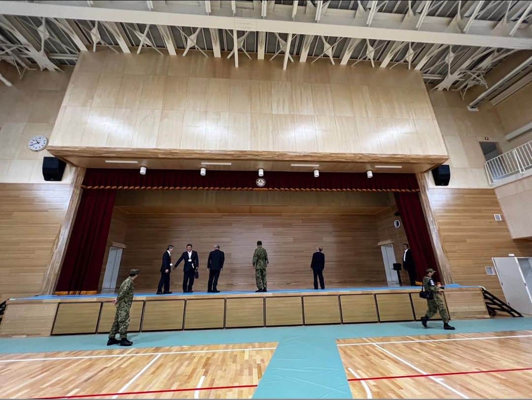 鈴木貴子さんのインスタグラム写真 - (鈴木貴子Instagram)「今朝は「釧路駐屯地体育館」落成式‼️  そうなんです、この体育館には大変強い思い入れがあります。 と、いうのも旧体育館は実に半世紀ほどの歴史を重ねてきました。老朽化もすすみ、また千島海溝沖地震対応などを考えても、いざという時に指揮所として任務遂行できるのか、課題が多くのしかかっていました。  そこで、防衛大臣政務官として視察も行い、またヒアリングなどを重ね、地域の悲願であった体育館の新設に汗をかかせていただきました。  この体育館は、三階建て。 積雪寒冷地ならではの、視点／視座が組み込まれています。  一階部分は倉庫となっており、トラックがそのまま乗り入れられるようになっています。 雨、風、そして雪が降ろうとも作業を安全かつ効率的に行うことが出来ます。  また、2階のアリーナには旧体育館には無かったステージがようやく誕生しました。 式典や地域の皆さんを招いての各種公式行事を行うことも容易となります。 この体育館では、スポーツのみならず自衛隊ならでは！の「銃剣道」などの活躍が期待されます！  また、3階にはトレーニングのための機械、また冬場でも体力維持、強化に繋げるべく周回走路とすることで地理的特性を最大限に反映させています。  また、トイレも駐屯地体育館としては、まだまだ珍しいバリアフリー対応となっています。 自衛隊を理解し、支えてもらうためには裾野を広げることも必要です。災害時などの対応を考えても、防衛モニターに障害がある方、車椅子ユーザーの方にも積極的に参画してもらう取り組みを後押ししていきたいと考えています。  いざという時には、家族をも家に残して第一線へと向かう自衛隊です。 自衛隊への感謝と敬意はしっかりと、政治で、形で示して参ります！と何時も述べてきています。  これからも自衛隊の安心、ご家族の安心、それが地域の安心にも繋がる、「北の防人」の一員たる思いと共に働いて参ります！」8月20日 21時25分 - _takako.suzuki_