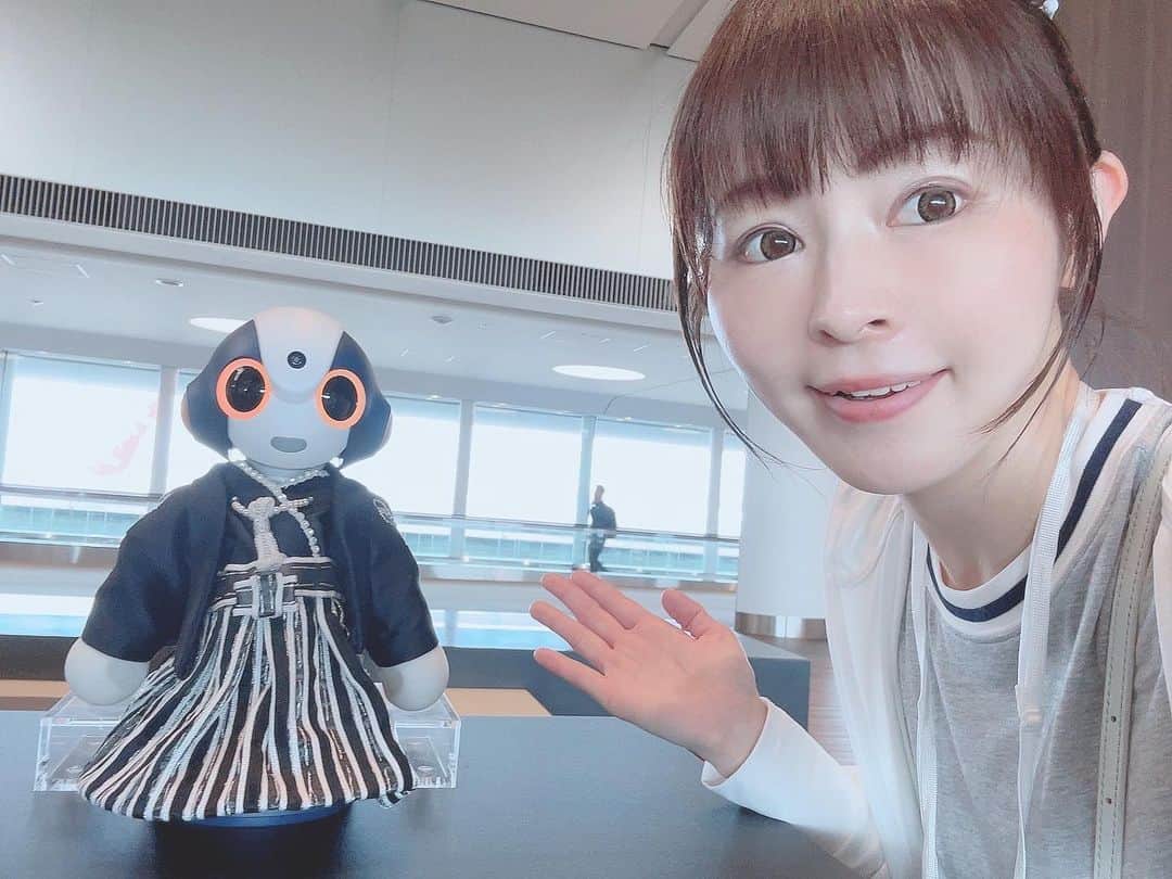山本かおりのインスタグラム：「I love Robohon🥰🤖💕  #旅 #trip #成田空港 #成田 #naritaairport #ロボット #ai #robot #プログラミング #robot #japaneserobot」