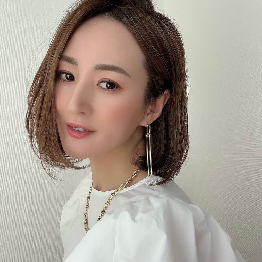 星玲奈のインスタグラム：「昨日のメイクライブでのメイク💄 明日8/21(月)まで20%offのセールが延長した、 @leabyr_official のアイシャドウの03番を使用したピンクメイクです🩷 3色あるアイシャドウの中で、一番華やかな印象😊 イエベブルベ問わず、一番ハマりやすいのもこの03番🩷 ・ #pinkmakeup #leabyr #レアバイアール」