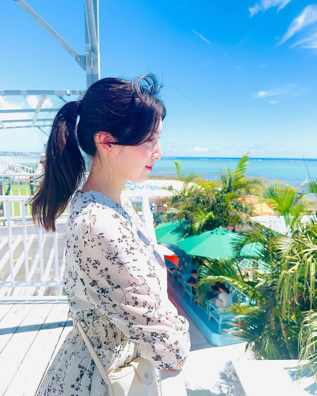 松原伊予菜のインスタグラム：「'  瀬長島ウミカジテラス🌴🩵 グラデーションがかった沖縄の青い海と空🗺️ 美しいコントラストが最高やぁ〜🌊🌞🌺  #沖縄#okinawa#瀬長島ウミカジテラス#ウミカジテラス#那覇#沖縄カフェ」