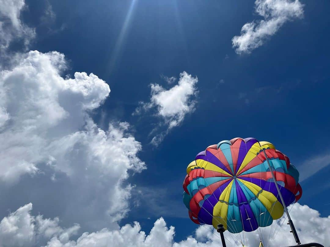 高見侑里のインスタグラム：「◡̈♥︎ 初めてパラセーリングをした日🌈  #パラセーリング」