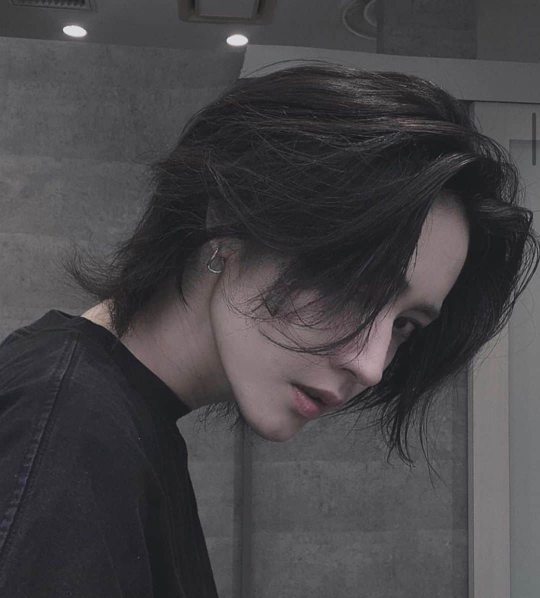 のインスタグラム：「ウルフセンター  thankyouforyourcomments  #メンズウルフ#パーマ#ulzzangboy #メンズパーマ #マッシュ#ウルフ#マッシュウルフ #맞팔#マッシュショート #シースルーバング#スパイラルパーマ #ツイストスパイラル#センターパート#ウルフカット#韓国ヘア #ツイストスパイラル#カルマパーマ#menscut#menshair」