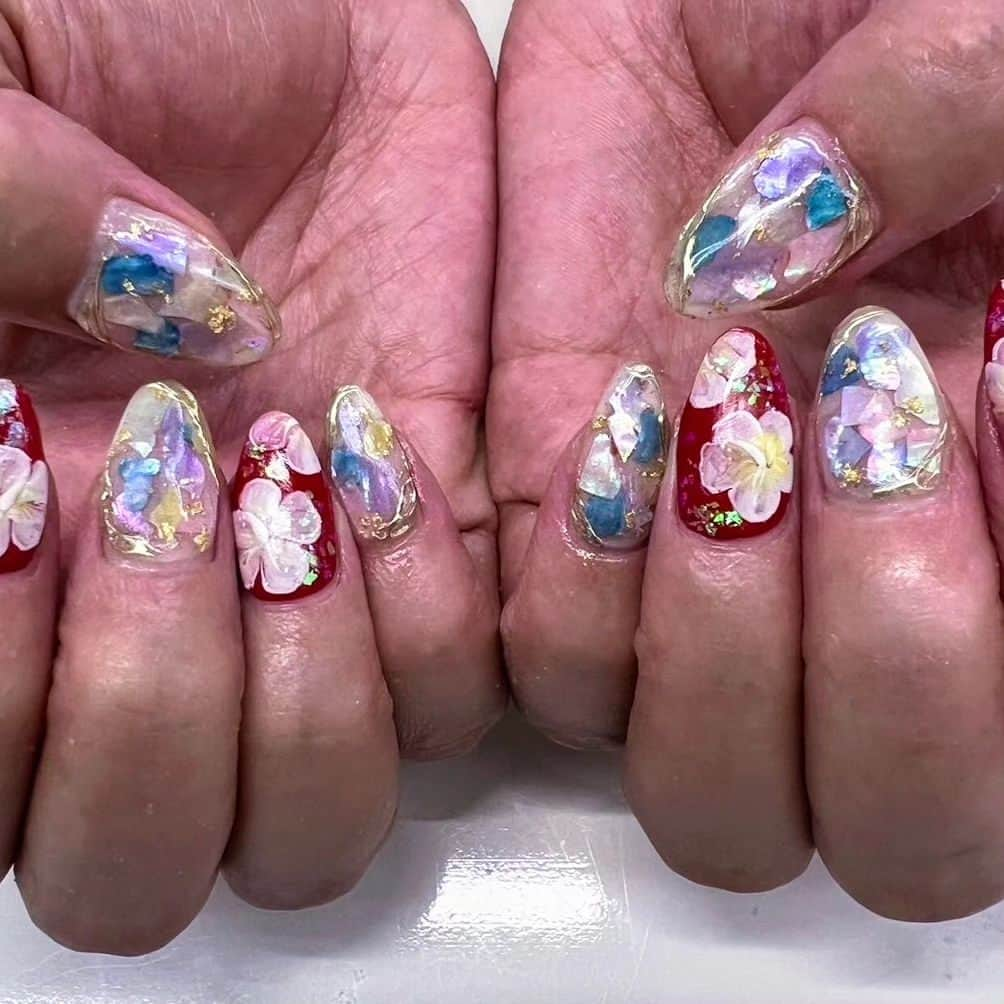 吉岡奈々子のインスタグラム：「お誕生日ネイル　#ハイビスカスネイル #シェルネイル #nail #フラワーネイル #はいかわいい #vannail_suzuki」