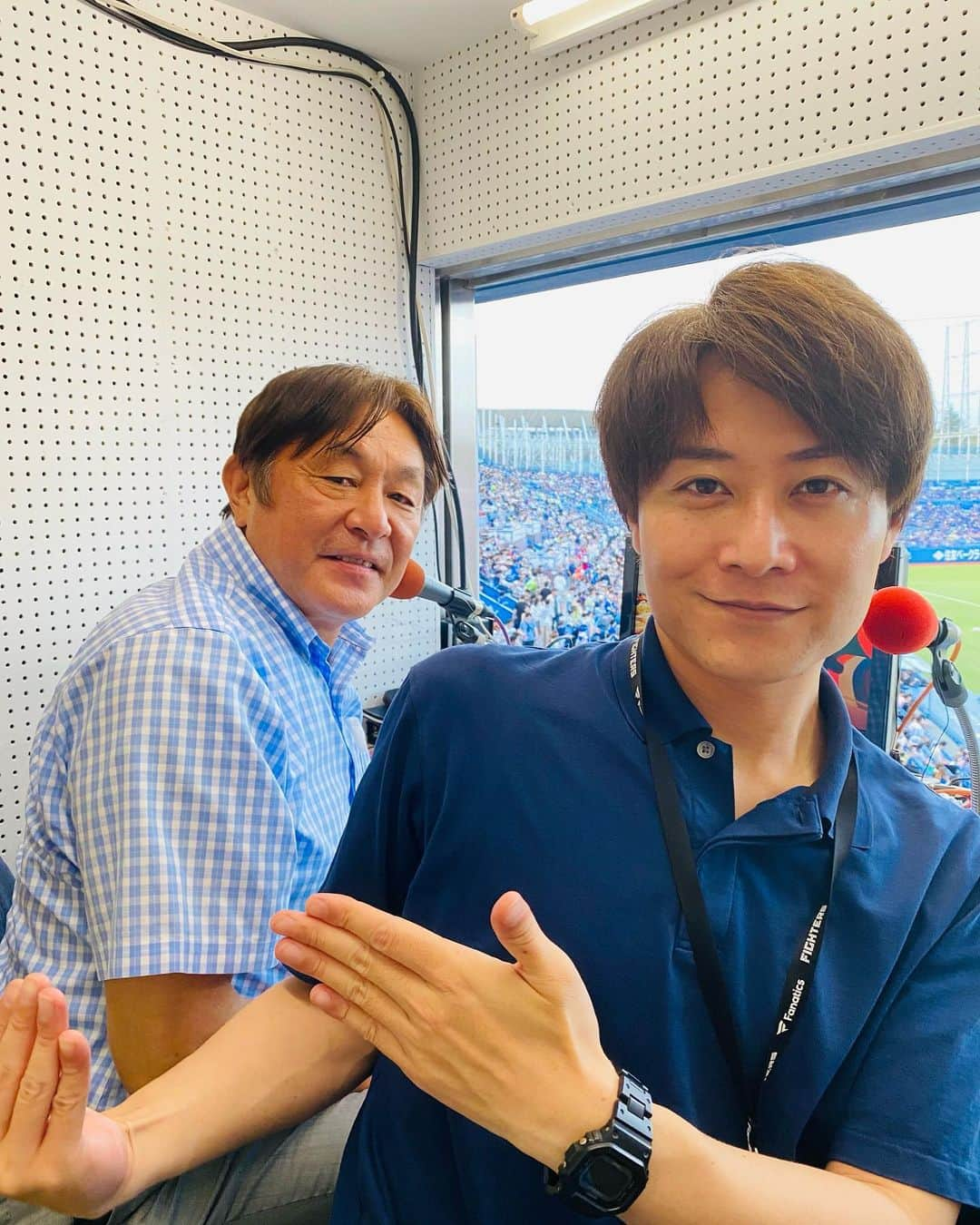 土井悠平のインスタグラム：「東海ラジオさんで実況でした！🙌  荒木大輔さんとコンビでお送りしました💪 ここだけ見るとGAORAコンビ😂笑  ありがとうございました！！  荒木さんを強調しようとしたら 手が変な形になった😇😇 (神宮の実況席は激狭)  #中日ドラゴンズ  #東京ヤクルトスワローズ  #神宮球場  #柳裕也 #サイスニード」