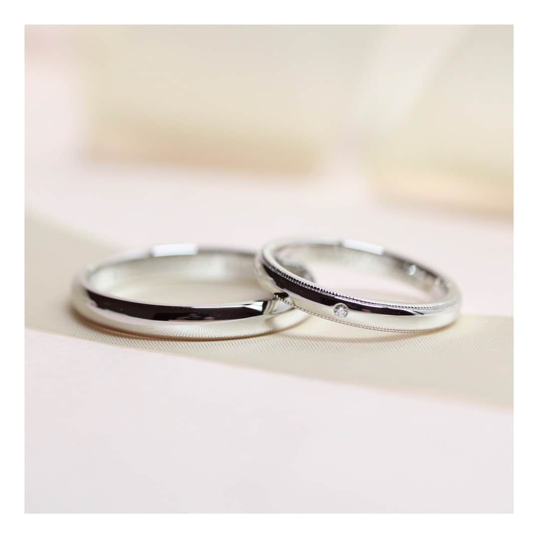 ith / イズ オーダメイド結婚指輪さんのインスタグラム写真 - (ith / イズ オーダメイド結婚指輪Instagram)「純白に輝くプラチナは、 永遠を誓う愛の象徴。  凛としたシンプルな印象を大切に、 “結婚指輪だから選べるものを” と お仕立てしました。  オーダーメイドでリング幅や ミル打ちまで細かくデザインにこだわった、 お二人だけの組み合わせです。  ▽ 指輪について 結婚指輪(男性)：ピアチェーレ Pt950：117,000円〜  結婚指輪(女性)：ミルグレイン Pt950：149,000円〜  ***********************************  ⧉ ith 公式WEB  @ith_marriage アカウントTOPへ 　 ☞ プロフィールURLをタップ  ⧉ 暮らしに寄り添うジュエリー  ith online store ☞  @ith_jewelry   ***********************************  #結婚指輪 #マリッジリング  #福岡花嫁 #福岡天神 #大名 #カスタマイズ #オーダーメイド #オーダーメイドリング #手仕事 #結婚指輪オーダー #アトリエ #ミル打ち #プラチナ #シンプル  お問い合わせコード：21552」8月20日 21時35分 - ith_marriage