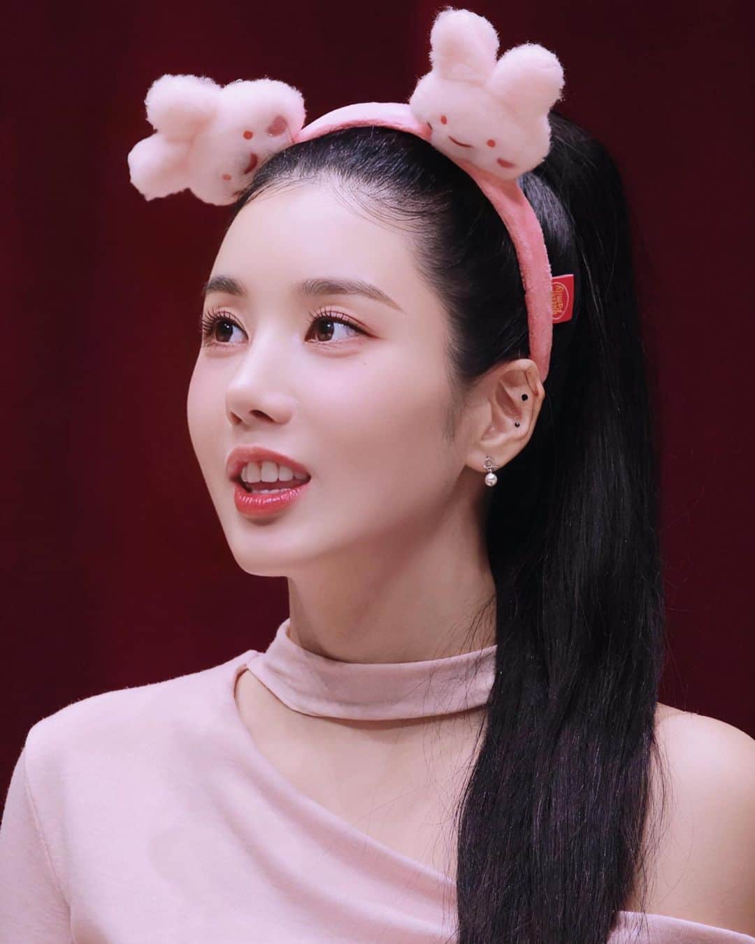 クォン・ウンビのインスタグラム：「#EUNBI at Makestar fansign | 230820  cr.starry_ee #KWONEUNBI #권은비  #ウンビ ##權恩妃」