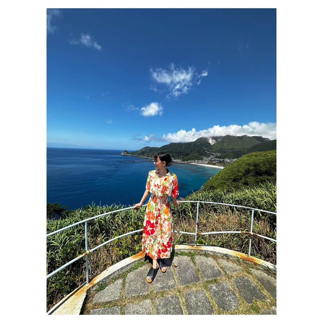 一木千洋さんのインスタグラム写真 - (一木千洋Instagram)「🌞🌴🌺✨  夏の思い出シリーズ！ 伊豆七島に行ったよ！  友達と2泊3日の旅！ とにかく海綺麗で天気もよくて気持ちよかった。私は山育ちで川のほうが馴染みがあったから、海のほうが体が浮くって全然知らなくて「全然潜れない…なぜ…」と不思議に思ってばかりでした。  川の方が体重いよね！ 親切な友人が防水カメラも貸してくれて(ふとっぱら)イルカの写真も撮れました🐬  カメラを海の深い底に落とすんじゃないかと終始ドキドキしてたけど無事にいっしょに帰って来られました。  楽しかったしまた行きたいなあ〜！  #伊豆七島 #神津島 #利島 #ドルフィンスイム #イルカ #🐬」8月20日 21時35分 - ikkichihiro