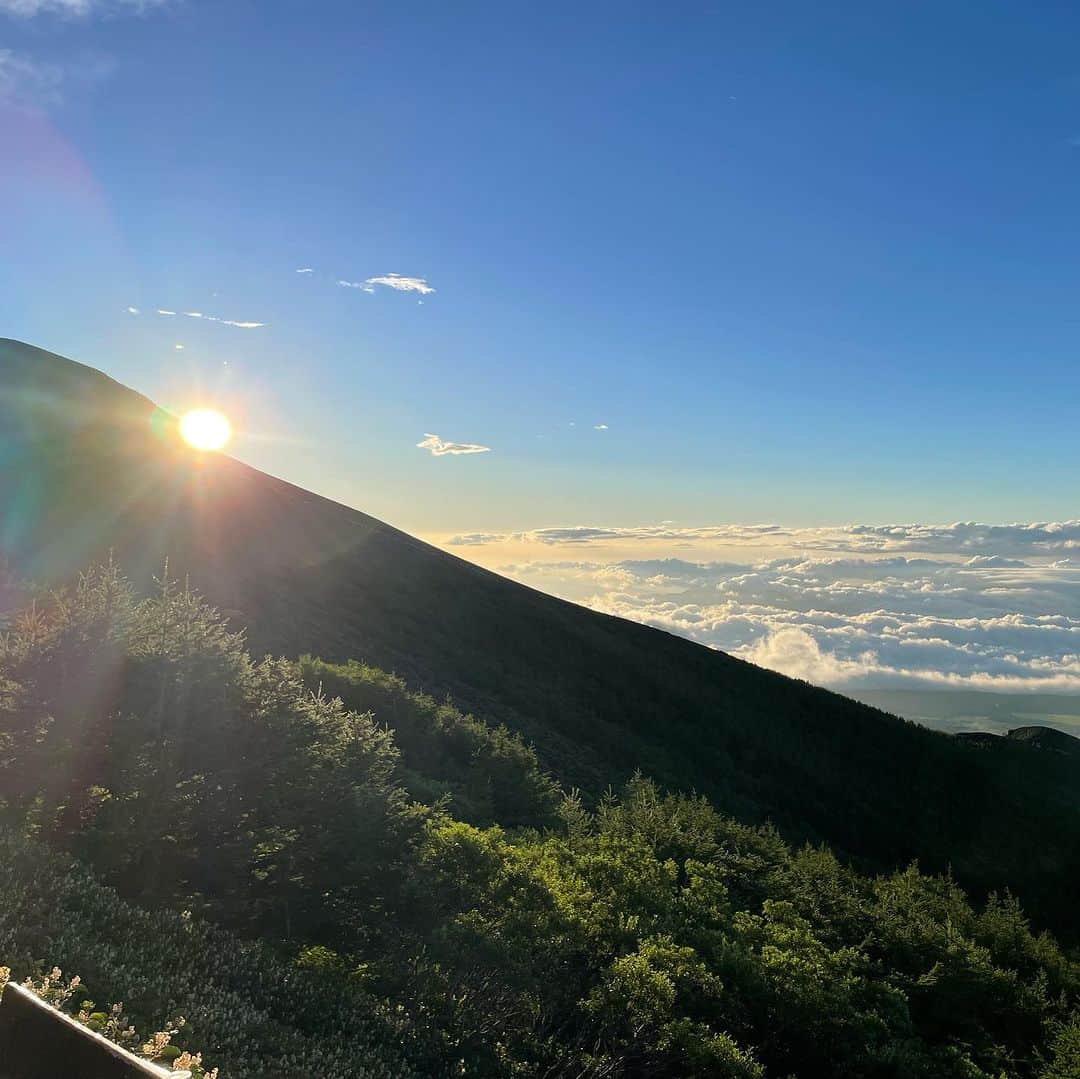 見延和靖さんのインスタグラム写真 - (見延和靖Instagram)「また一つ、日本一を極めました🇯🇵 今回の日本一は、日本最高峰の霊峰富士。 富士登山は今回が初チャレンジでしたが、目標を掲げ、小さくても一歩づつ歩み続けて行く大切さをしみじみ感じました。 山の天気は気まぐれで、途中雨が降ることもありましたが、最後には虹も出て登頂を祝福されたかな？って思います🗻 さて、日本一のパワーをチャージして、エンジンも一気にかかりました！来シーズンもトップギアで戦い抜きます！！」8月20日 21時37分 - minobe_kazuyasu