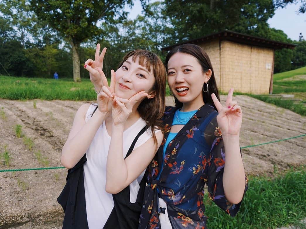 Peppe（緑黄色社会）のインスタグラム：「モンバス2023  今年もまたあの丘を見ながらライブができるのかと楽しみにしていました！ありがとう〜  清塚さんとレオちゃん、今夏の記憶を、更にキラッと濃いものに。一緒に奏でることができて幸せでした〜  ミレイと三つ編み姉妹、偶然よ〜  😃❤️💙」