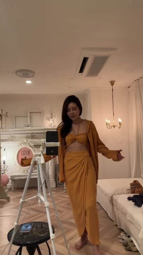 エミ ペインのインスタグラム：「新作紹介INSTA LIVE Part3  ◽️コットンガーゼシリーズ マスタード / ネイビー / ブラウン  ◽️リネンセットアップ　全3色  紹介させていただきました🧡💙🤎  ご購入して下さった皆様に一刻も早く 商品お届けしたいので、明日から1週間 梱包＆発送に集中させていただきますが また再来週インスタライブします🎬  ご視聴いただいたみなさま 今夜もありがとうございました♥️ 楽しかった😍」
