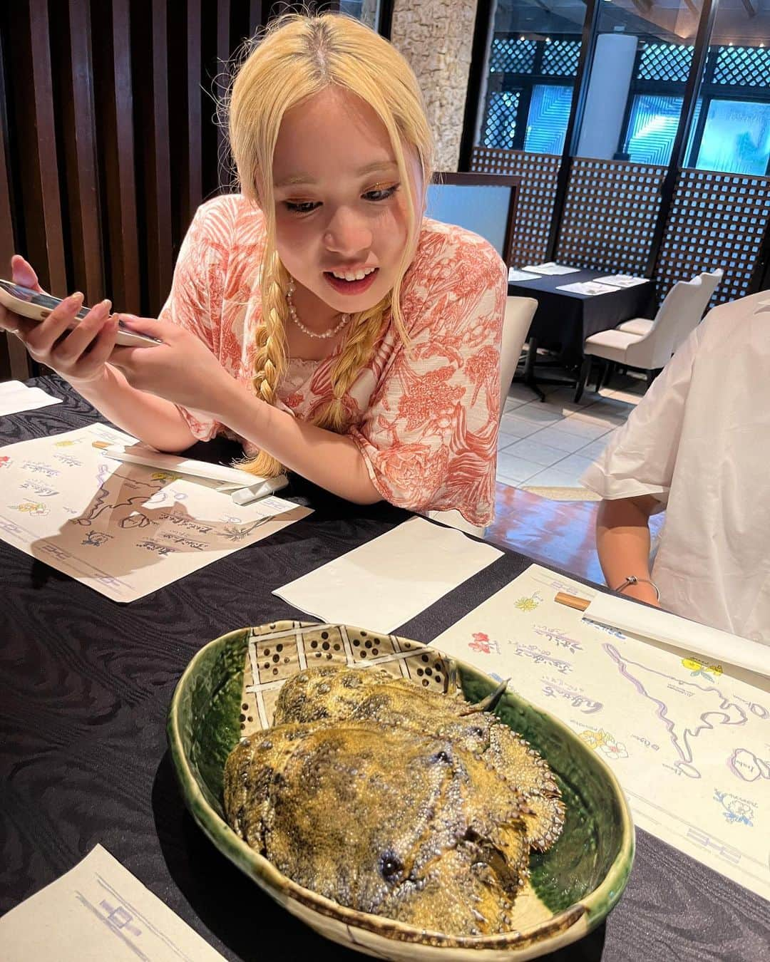 しよりさんのインスタグラム写真 - (しよりInstagram)「初めて草履海老というものを頂いた日🦐 それはそれはとても衝撃的な外見やったけど 1番くらいに美味しかった…！  . .  #沖縄旅行 #宮古島 #草履海老 #ショートカット #いいね返し #フォローミー #ビーチ #海コーデ#海好き #夏#ビジョビ #美容 #シギラリゾート #シギラビーチ #okinawa #miyako #japantravel #japanesegirl#日焼け痛い #日焼け女子」8月20日 21時43分 - shiyooori