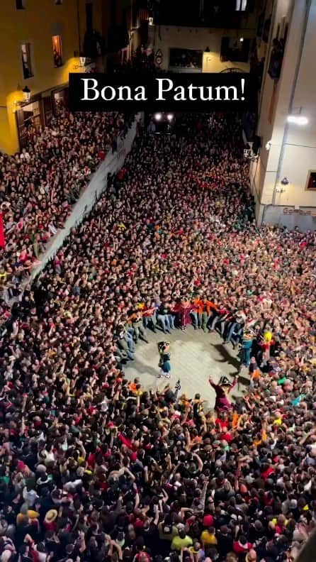 Padgramのインスタグラム：「@rosa_lafotografica —The Patum de Berga, also known as La Patum, is an annual customary festival held in the Catalan town of Berga (Barcelona) during Corpus Christi. This traditional event involves a sequence of “dances,” where local residents don costumes portraying mystical and symbolic characters. These dances are accompanied by the beat of a drum, called the tabal, which lends its name to the festival, or by live band music. The performances are distinguished by their solemnity and their abundant utilization of fire and pyrotechnics.  🎥 @rosa_lafotografica  📍Catalonia, Spain 🇪🇸  #pgdaily #pgstar#pgcounty #dance #spaintravel #planetgo#planet #planetearth #amazing #awesome #spain❤️ #spainfestival #spain #spain🇪🇸」