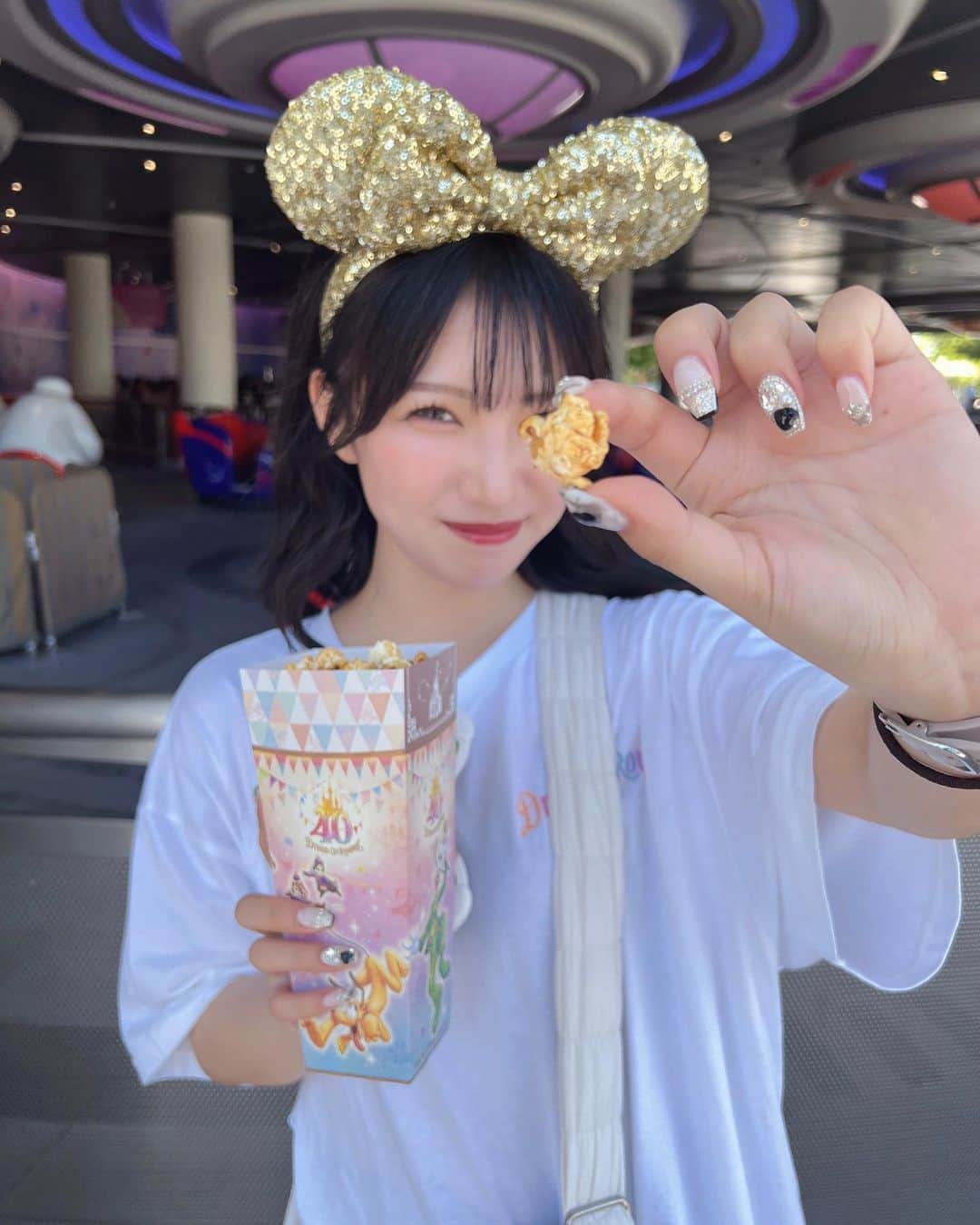 星野理沙さんのインスタグラム写真 - (星野理沙Instagram)「🌽  ディズニーの写真まだまだ沢山あるから載せてもいい？  来月もディズニー行く予定が決まっててほんとに幸せ！ 今の時期暑いから完全室内なピューロに行きがちだけど、1番はディズニーが好きなんだ〜ネイルもディズニーでディズニーに囲まれてる生活幸せすぎる。 ポップコーンはディズニーのが1番好きだから、混んでる日は並ぶけど一緒に付き合ってくれる人募集だよ☁️  この写真見てたら髪の毛真っ黒いいなになった🥲早くブラックチャージしたい🥲🥲🖤 自分がこんなに黒髪にハマる日が来ると思わなかった。。 今月末にまた染めるよ☺️会いにきてね  今は金沢から帰ってるよ〜 財布をマネージャーさんに預けたまま急いで会場出てきてしまって、、でもなんとか帰れそう😂笑  今週平日また会えないけど、土日会える方待ってます😂👌ライブないと太る〜笑  #ディズニー #ディズニーランド #キラキラカチューシャ #ディズニーカチューシャ #ディズニー40周年 #べいまっくす #ビッグポップ #ボブ #ミディアムヘア #アイドル #暗髪 #自撮り #idol #japaneseidol #instalike #instagood」8月20日 21時44分 - chanrisa_____