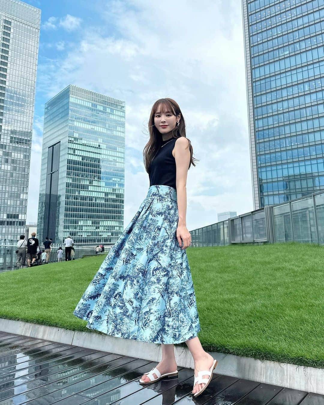 磯田 ひかる(Hikaru Isoda) のインスタグラム：「こんばんは🌛 明日からまた一週間頑張りましょ〜😵‍💫🤎  ストーリーに載せたら可愛いって沢山反応もらえたスカート🫶  ホワイトと悩んだけど、ブルーにして良かった♥凄く映える〜🩵  【着用アイテム】 Skirt @swingle_official  トワルドジュイジャガードフレアスカート ブルー S ¥14,960  Tops @gu_for_all_  ミニハイネックセーター(ノースリーブ)Z(アンサンブル可能) ブラック S ¥1990  Shoes @hermes   ------------------------------ picaru：162cm / 骨格ウェーブ 1st ブライトスプリング 2nd ブライトサマー  大人可愛いスタイルアップコーデ ヘアメイクを合わせた トータルスタイリングを提案🤍  不定期にストーリーで ファッションお悩み相談募集中🥰 ------------------------------  他の投稿を見る→【@picaruuu】」