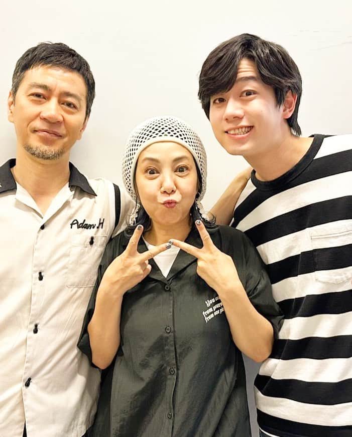 オクイシュージのインスタグラム：「舞台「雨と夢のあとに」 閉幕しました。 公演中は千秋楽以外ぜんぶ２ステという 超ヘビーなスケジュールでしたが なんとか乗り切れました。 背中は過去味わったことのない張り様ですが。  通常であればあまり関わることのないタイプの お芝居ではありましたが やって良かったな。 お客さんもいつもとは異なる質感を感じられましたし、とても刺激をもらえました。 今後のなにがしかに活かせるかなとも思っています。 何事もやってみなきゃ得るものなし。 沢山のものをしっかり得ること出来ました。 気にかけて下さった皆さん感謝。 では次に向かいます。 共演の妻役みっちょん(芳本美代子さん)と息子役横山統威くんと。 #雨と夢のあとに」