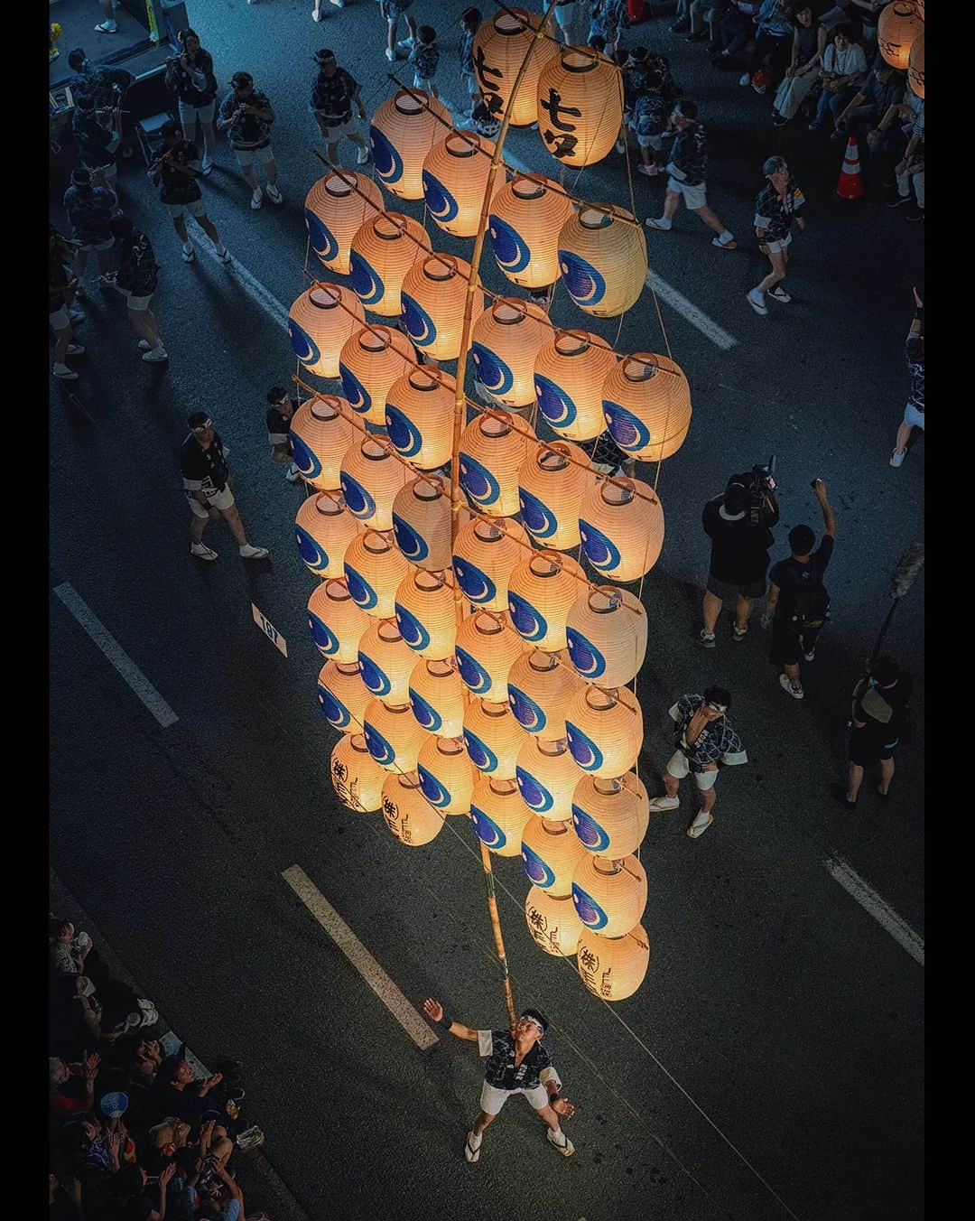 Berlin Tokyoさんのインスタグラム写真 - (Berlin TokyoInstagram)「The lights of 10,000 golden lanterns shimmering in the night sky.  Akita Kanto Festival About 10,000 lanterns light up the city. The lanterns are placed on the forehead, waist, shoulders, and other parts of the body to pray for a good harvest. It is designated as an Important Intangible Folk Cultural Asset and is one of the three major festivals in the Tohoku region(North part of Japan), along with the Nebuta Festival in Aomori and the Tanabata Festival in Sendai. The Kanto lantern is 12 meters long, weighs 50 kg, and 46 lanterns are hung from the pole. The lanterns are exquisitely balanced, and the contestants compete by shifting them to their palms, foreheads, shoulders, hips, and other parts of the body.  約1万個の提灯が街を照らす 「秋田竿燈まつり」  竿燈全体を稲穂に、連なる提灯を米俵に見立て、額・腰・肩などにのせ、豊作を祈る。重要無形民俗文化財に指定されており、青森のねぶた祭り、仙台の七夕まつりと並んで東北三大祭りの1つとされる。 竿燈は長さ12m、重さ50kg、竿に46個の提灯が吊るされます。これ絶妙なバランスで、手のひら、額、肩、腰などに移しかえて技を競います。  #hellofrom Akita, #japan」8月20日 21時57分 - tokio_kid