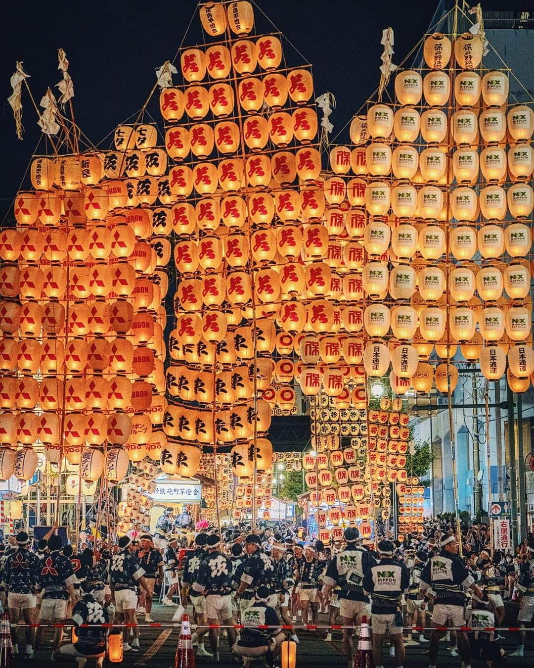 Berlin Tokyoさんのインスタグラム写真 - (Berlin TokyoInstagram)「The lights of 10,000 golden lanterns shimmering in the night sky.  Akita Kanto Festival About 10,000 lanterns light up the city. The lanterns are placed on the forehead, waist, shoulders, and other parts of the body to pray for a good harvest. It is designated as an Important Intangible Folk Cultural Asset and is one of the three major festivals in the Tohoku region(North part of Japan), along with the Nebuta Festival in Aomori and the Tanabata Festival in Sendai. The Kanto lantern is 12 meters long, weighs 50 kg, and 46 lanterns are hung from the pole. The lanterns are exquisitely balanced, and the contestants compete by shifting them to their palms, foreheads, shoulders, hips, and other parts of the body.  約1万個の提灯が街を照らす 「秋田竿燈まつり」  竿燈全体を稲穂に、連なる提灯を米俵に見立て、額・腰・肩などにのせ、豊作を祈る。重要無形民俗文化財に指定されており、青森のねぶた祭り、仙台の七夕まつりと並んで東北三大祭りの1つとされる。 竿燈は長さ12m、重さ50kg、竿に46個の提灯が吊るされます。これ絶妙なバランスで、手のひら、額、肩、腰などに移しかえて技を競います。  #hellofrom Akita, #japan」8月20日 21時57分 - tokio_kid