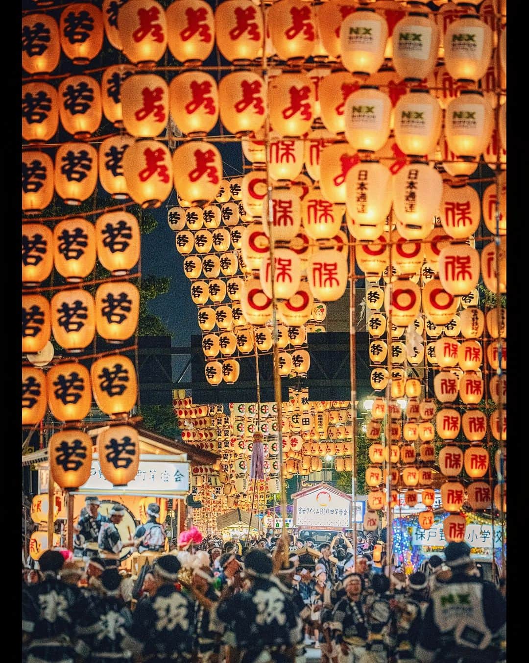 Berlin Tokyoさんのインスタグラム写真 - (Berlin TokyoInstagram)「The lights of 10,000 golden lanterns shimmering in the night sky.  Akita Kanto Festival About 10,000 lanterns light up the city. The lanterns are placed on the forehead, waist, shoulders, and other parts of the body to pray for a good harvest. It is designated as an Important Intangible Folk Cultural Asset and is one of the three major festivals in the Tohoku region(North part of Japan), along with the Nebuta Festival in Aomori and the Tanabata Festival in Sendai. The Kanto lantern is 12 meters long, weighs 50 kg, and 46 lanterns are hung from the pole. The lanterns are exquisitely balanced, and the contestants compete by shifting them to their palms, foreheads, shoulders, hips, and other parts of the body.  約1万個の提灯が街を照らす 「秋田竿燈まつり」  竿燈全体を稲穂に、連なる提灯を米俵に見立て、額・腰・肩などにのせ、豊作を祈る。重要無形民俗文化財に指定されており、青森のねぶた祭り、仙台の七夕まつりと並んで東北三大祭りの1つとされる。 竿燈は長さ12m、重さ50kg、竿に46個の提灯が吊るされます。これ絶妙なバランスで、手のひら、額、肩、腰などに移しかえて技を競います。  #hellofrom Akita, #japan」8月20日 21時57分 - tokio_kid