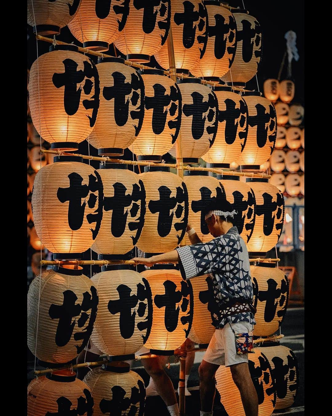 Berlin Tokyoさんのインスタグラム写真 - (Berlin TokyoInstagram)「The lights of 10,000 golden lanterns shimmering in the night sky.  Akita Kanto Festival About 10,000 lanterns light up the city. The lanterns are placed on the forehead, waist, shoulders, and other parts of the body to pray for a good harvest. It is designated as an Important Intangible Folk Cultural Asset and is one of the three major festivals in the Tohoku region(North part of Japan), along with the Nebuta Festival in Aomori and the Tanabata Festival in Sendai. The Kanto lantern is 12 meters long, weighs 50 kg, and 46 lanterns are hung from the pole. The lanterns are exquisitely balanced, and the contestants compete by shifting them to their palms, foreheads, shoulders, hips, and other parts of the body.  約1万個の提灯が街を照らす 「秋田竿燈まつり」  竿燈全体を稲穂に、連なる提灯を米俵に見立て、額・腰・肩などにのせ、豊作を祈る。重要無形民俗文化財に指定されており、青森のねぶた祭り、仙台の七夕まつりと並んで東北三大祭りの1つとされる。 竿燈は長さ12m、重さ50kg、竿に46個の提灯が吊るされます。これ絶妙なバランスで、手のひら、額、肩、腰などに移しかえて技を競います。  #hellofrom Akita, #japan」8月20日 21時57分 - tokio_kid