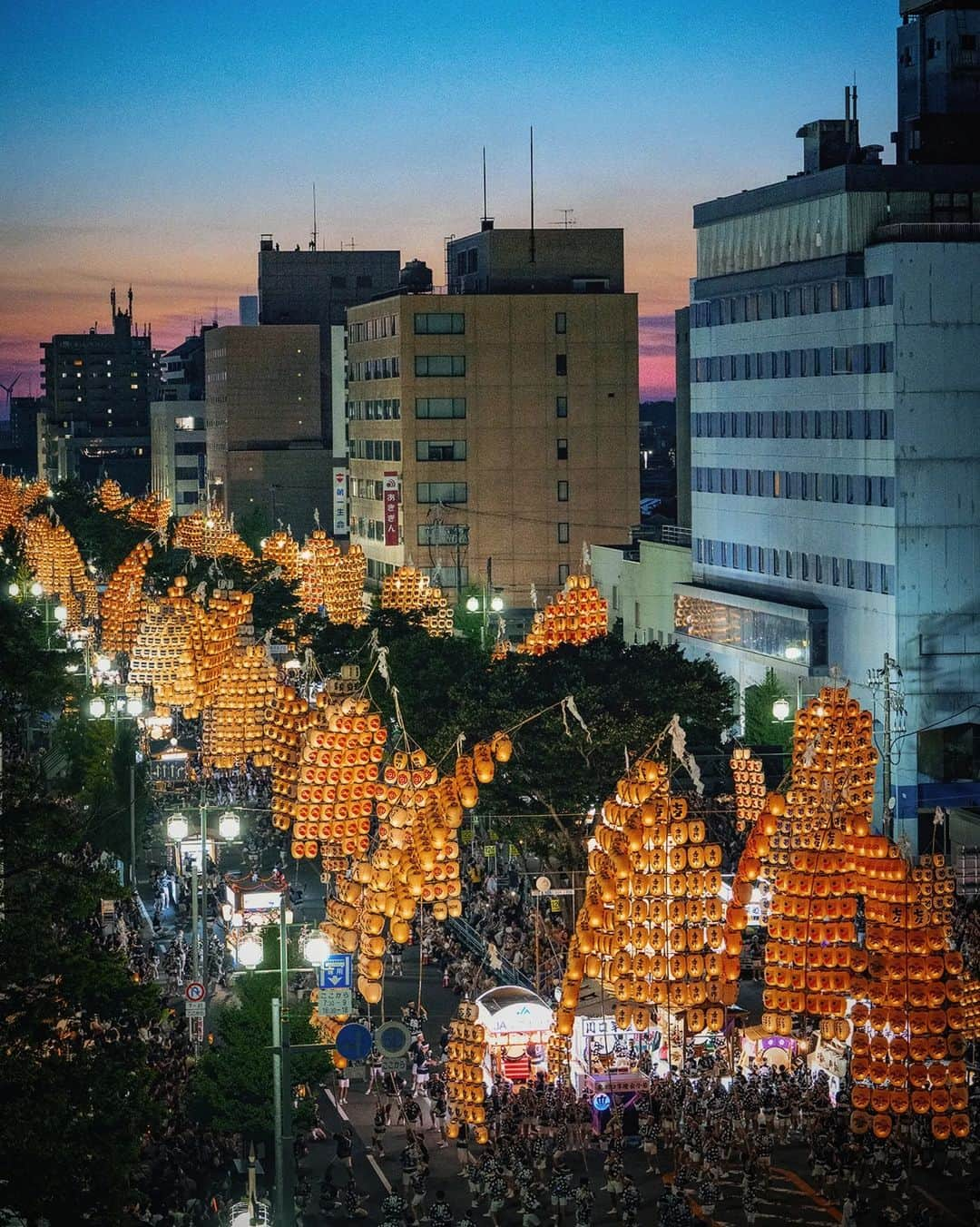 Berlin Tokyoさんのインスタグラム写真 - (Berlin TokyoInstagram)「The lights of 10,000 golden lanterns shimmering in the night sky.  Akita Kanto Festival About 10,000 lanterns light up the city. The lanterns are placed on the forehead, waist, shoulders, and other parts of the body to pray for a good harvest. It is designated as an Important Intangible Folk Cultural Asset and is one of the three major festivals in the Tohoku region(North part of Japan), along with the Nebuta Festival in Aomori and the Tanabata Festival in Sendai. The Kanto lantern is 12 meters long, weighs 50 kg, and 46 lanterns are hung from the pole. The lanterns are exquisitely balanced, and the contestants compete by shifting them to their palms, foreheads, shoulders, hips, and other parts of the body.  約1万個の提灯が街を照らす 「秋田竿燈まつり」  竿燈全体を稲穂に、連なる提灯を米俵に見立て、額・腰・肩などにのせ、豊作を祈る。重要無形民俗文化財に指定されており、青森のねぶた祭り、仙台の七夕まつりと並んで東北三大祭りの1つとされる。 竿燈は長さ12m、重さ50kg、竿に46個の提灯が吊るされます。これ絶妙なバランスで、手のひら、額、肩、腰などに移しかえて技を競います。  #hellofrom Akita, #japan」8月20日 21時57分 - tokio_kid