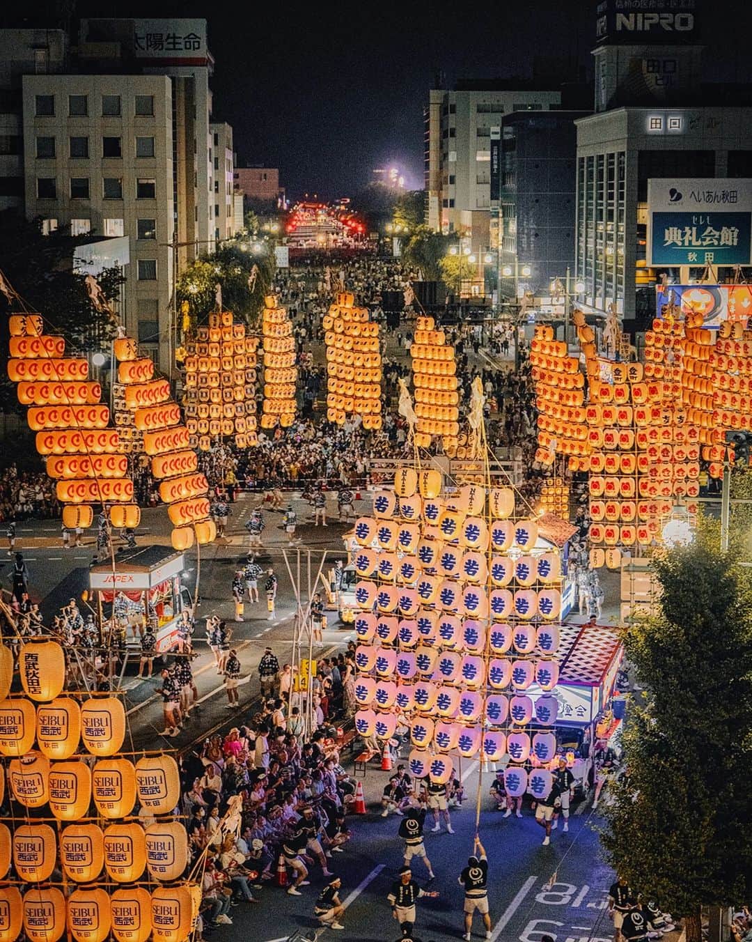 Berlin Tokyoさんのインスタグラム写真 - (Berlin TokyoInstagram)「The lights of 10,000 golden lanterns shimmering in the night sky.  Akita Kanto Festival About 10,000 lanterns light up the city. The lanterns are placed on the forehead, waist, shoulders, and other parts of the body to pray for a good harvest. It is designated as an Important Intangible Folk Cultural Asset and is one of the three major festivals in the Tohoku region(North part of Japan), along with the Nebuta Festival in Aomori and the Tanabata Festival in Sendai. The Kanto lantern is 12 meters long, weighs 50 kg, and 46 lanterns are hung from the pole. The lanterns are exquisitely balanced, and the contestants compete by shifting them to their palms, foreheads, shoulders, hips, and other parts of the body.  約1万個の提灯が街を照らす 「秋田竿燈まつり」  竿燈全体を稲穂に、連なる提灯を米俵に見立て、額・腰・肩などにのせ、豊作を祈る。重要無形民俗文化財に指定されており、青森のねぶた祭り、仙台の七夕まつりと並んで東北三大祭りの1つとされる。 竿燈は長さ12m、重さ50kg、竿に46個の提灯が吊るされます。これ絶妙なバランスで、手のひら、額、肩、腰などに移しかえて技を競います。  #hellofrom Akita, #japan」8月20日 21時57分 - tokio_kid