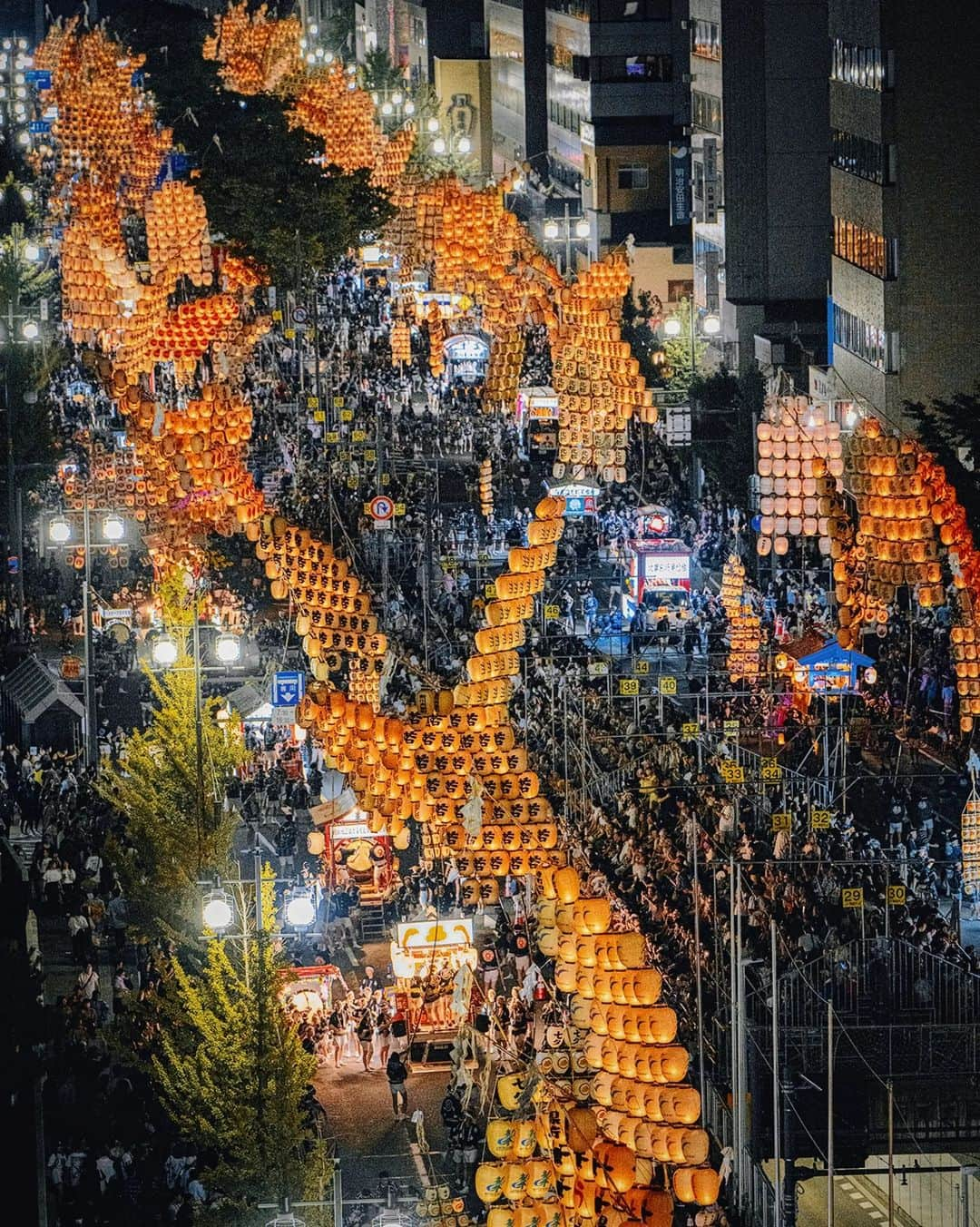 Berlin Tokyoさんのインスタグラム写真 - (Berlin TokyoInstagram)「The lights of 10,000 golden lanterns shimmering in the night sky.  Akita Kanto Festival About 10,000 lanterns light up the city. The lanterns are placed on the forehead, waist, shoulders, and other parts of the body to pray for a good harvest. It is designated as an Important Intangible Folk Cultural Asset and is one of the three major festivals in the Tohoku region(North part of Japan), along with the Nebuta Festival in Aomori and the Tanabata Festival in Sendai. The Kanto lantern is 12 meters long, weighs 50 kg, and 46 lanterns are hung from the pole. The lanterns are exquisitely balanced, and the contestants compete by shifting them to their palms, foreheads, shoulders, hips, and other parts of the body.  約1万個の提灯が街を照らす 「秋田竿燈まつり」  竿燈全体を稲穂に、連なる提灯を米俵に見立て、額・腰・肩などにのせ、豊作を祈る。重要無形民俗文化財に指定されており、青森のねぶた祭り、仙台の七夕まつりと並んで東北三大祭りの1つとされる。 竿燈は長さ12m、重さ50kg、竿に46個の提灯が吊るされます。これ絶妙なバランスで、手のひら、額、肩、腰などに移しかえて技を競います。  #hellofrom Akita, #japan」8月20日 21時57分 - tokio_kid