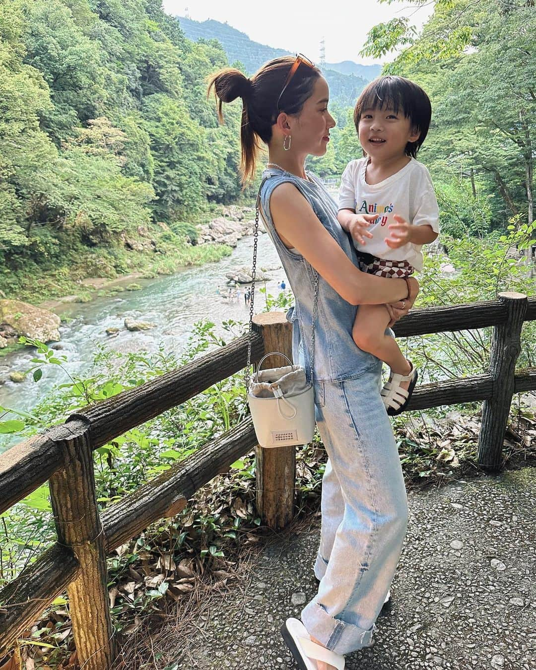 樽見麻緒さんのインスタグラム写真 - (樽見麻緒Instagram)「休日親子コーデ🤍✌🏾  #mom#momofboys#code#fashion#summertime#mao_code#休日#親子#親子コーデ#ママコーデ#男の子ママ#子育てママ#あきる野カフェ#夏の思い出#夏コーデ#デニムコーデ」8月20日 21時49分 - t_mao27