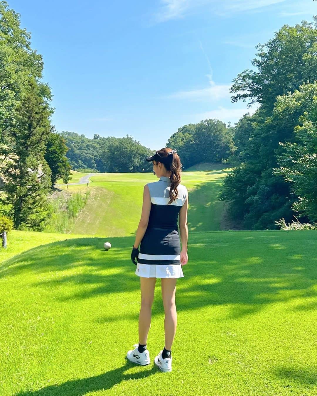 yurishonさんのインスタグラム写真 - (yurishonInstagram)「・ ⁡ この日はシューズ以外 オール @descentegolf.jp コーデ🖤🩶 ⁡  全身は２枚目に載せたよ✌🏻 ⁡ ゴルフウェアってほんと可愛いよね〜🧐💞 ⁡ ⁡ ⁡ ⁡ #ゴルフ#ゴルフ女子#ゴルフウェア#ゴルフコーデ #デサントゴルフ#golf」8月20日 21時52分 - yurishon