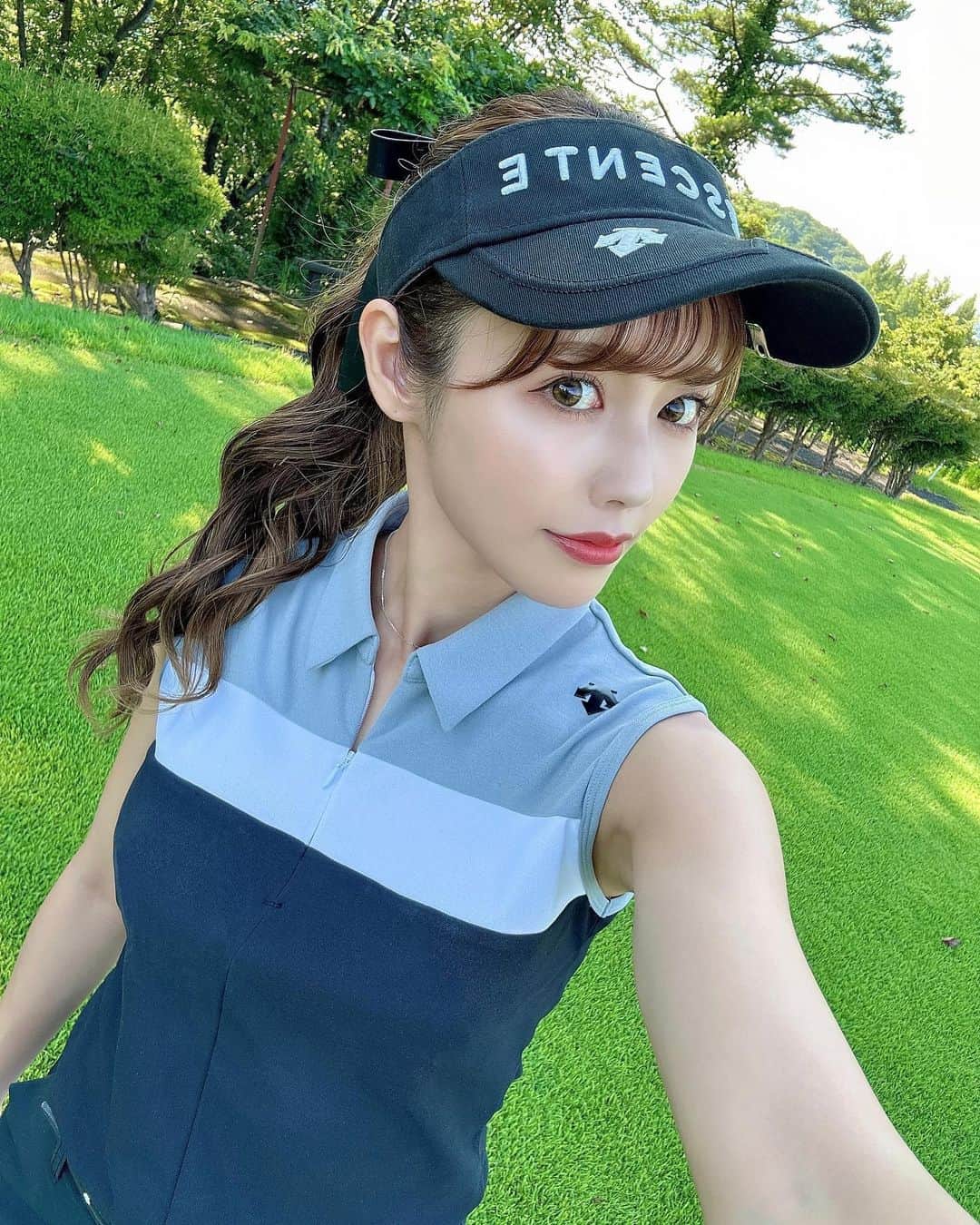 yurishonのインスタグラム：「・ ⁡ この日はシューズ以外 オール @descentegolf.jp コーデ🖤🩶 ⁡  全身は２枚目に載せたよ✌🏻 ⁡ ゴルフウェアってほんと可愛いよね〜🧐💞 ⁡ ⁡ ⁡ ⁡ #ゴルフ#ゴルフ女子#ゴルフウェア#ゴルフコーデ #デサントゴルフ#golf」