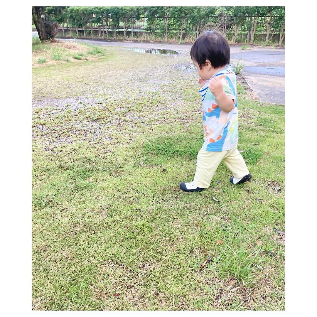 キタキマユさんのインスタグラム写真 - (キタキマユInstagram)「息子くんを連れて、お正月ぶりの実家へ🤲💖  大きな虹が、お出迎えをしてくれました🌈✨✨✨  天国のじーじも、毎朝よくお散歩をしていたお庭を、息子くんも、はじめて自分の足でルンルンお散歩したり🥰💓  バタバタでしたが、はじめての海にも行って、とにかく自然の中を、ひたすら楽しそうに動きまわっておりました🤲✨（笑）  海でとっても良い写真が撮れたので、また後ほど載せてみます🥰🏖️💖  #夏の思い出  #帰省  #ママの故郷だよ😊 #初めてのお庭  #じーじもいたかな🤲💓 #大満喫  #虹の橋🌈 ✨ #自然はいいね 🌸✨ #ばーばに感謝 🤲 #いっぱい抱っこしてもらった 💖 #みんなありがとう 🤲💕 #heissoexcited 😂✨ #myhome  #powerofnature 🌏 #thankyousomuch 🤲💕 #kitakimayu #キタキマユ」8月20日 21時52分 - kitakimayu_official