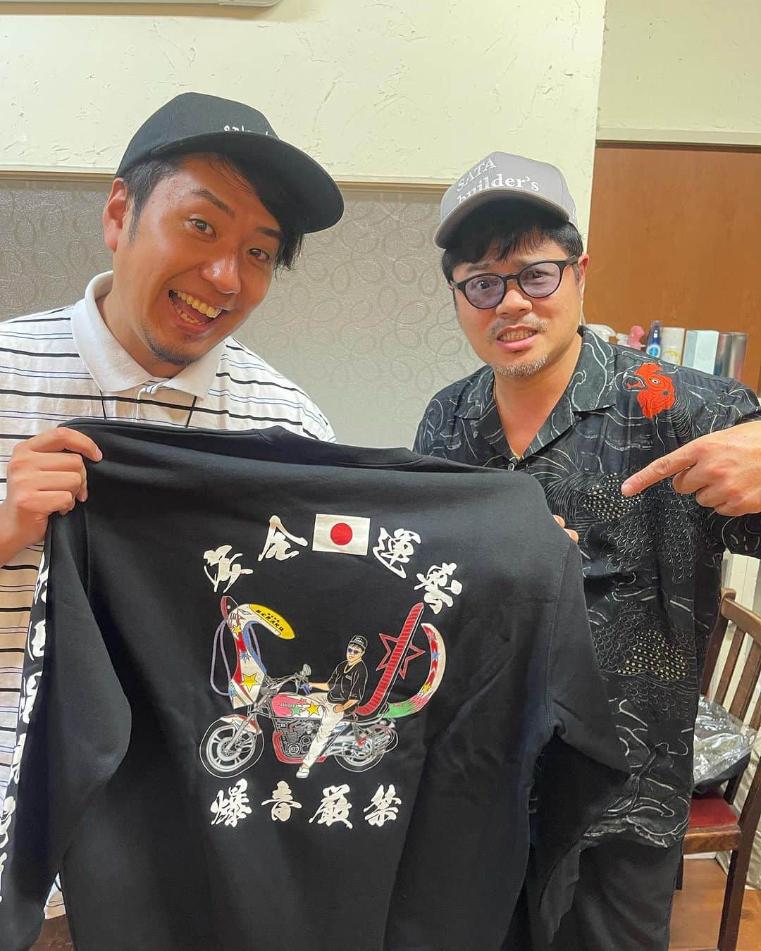 杉本知香さんのインスタグラム写真 - (杉本知香Instagram)「佐田ビルダーズのTシャツとスウェット、 めちゃくちゃお気に入り🤩 猫好き過ぎな私は猫TにテンションMAX😻 レアな白ステッカーも嬉し過ぎる🤩 つつみくん、今日もイケメン風✨  #中目黒美容室#珍しい2ショット #バッドボーイズ佐田#バッドボーイズ #佐田正樹#佐田ビルダーズ#佐田毘流陀頭  #satabuilders  #つつみひろき#宮迫です」8月20日 21時59分 - sugimotoc