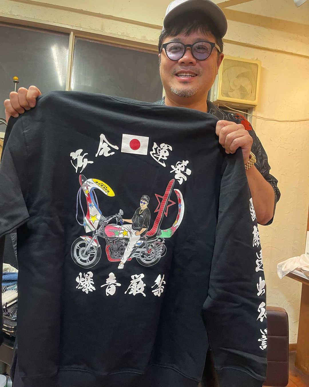 杉本知香さんのインスタグラム写真 - (杉本知香Instagram)「佐田ビルダーズのTシャツとスウェット、 めちゃくちゃお気に入り🤩 猫好き過ぎな私は猫TにテンションMAX😻 レアな白ステッカーも嬉し過ぎる🤩 つつみくん、今日もイケメン風✨  #中目黒美容室#珍しい2ショット #バッドボーイズ佐田#バッドボーイズ #佐田正樹#佐田ビルダーズ#佐田毘流陀頭  #satabuilders  #つつみひろき#宮迫です」8月20日 21時59分 - sugimotoc