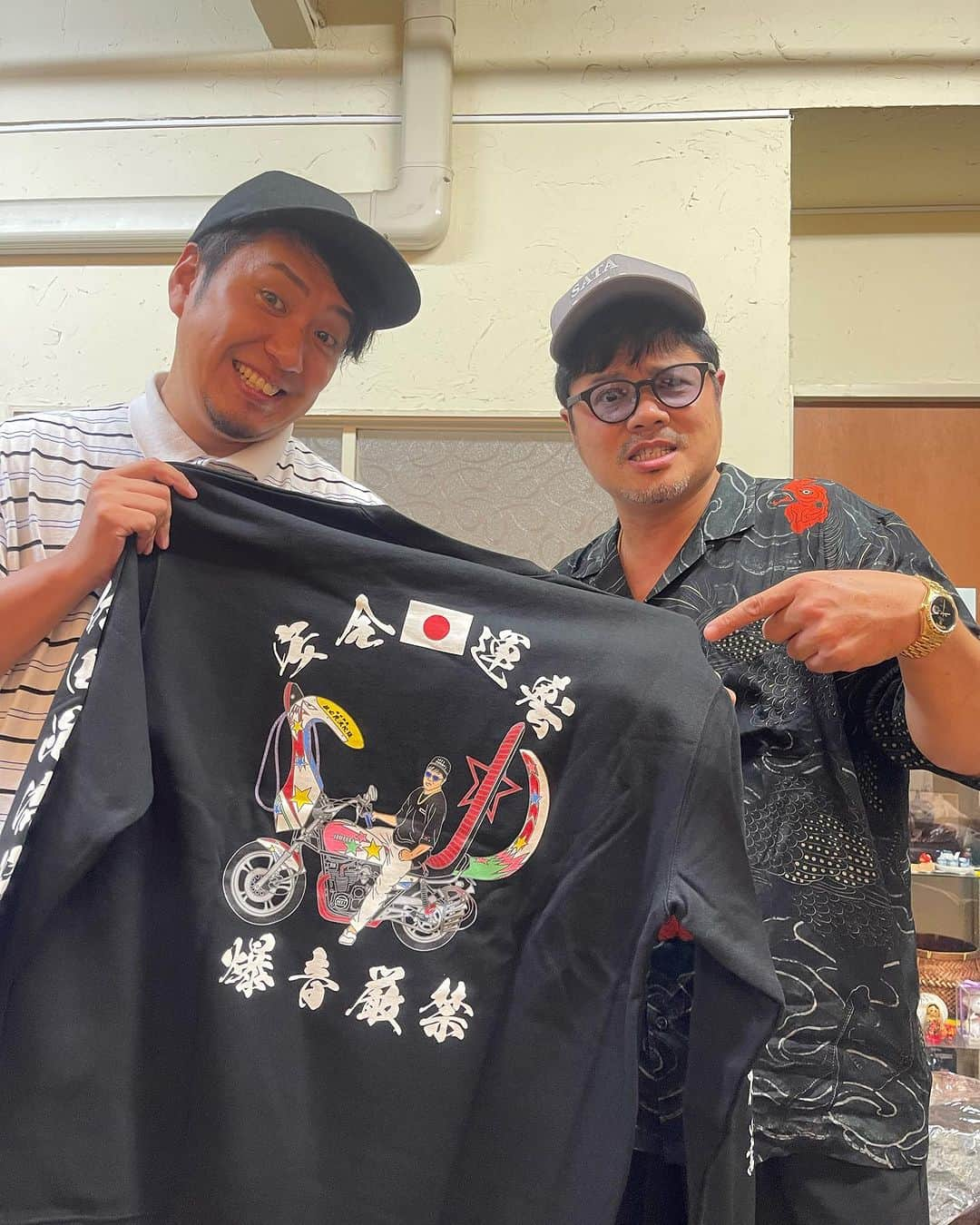 杉本知香さんのインスタグラム写真 - (杉本知香Instagram)「佐田ビルダーズのTシャツとスウェット、 めちゃくちゃお気に入り🤩 猫好き過ぎな私は猫TにテンションMAX😻 レアな白ステッカーも嬉し過ぎる🤩 つつみくん、今日もイケメン風✨  #中目黒美容室#珍しい2ショット #バッドボーイズ佐田#バッドボーイズ #佐田正樹#佐田ビルダーズ#佐田毘流陀頭  #satabuilders  #つつみひろき#宮迫です」8月20日 21時59分 - sugimotoc