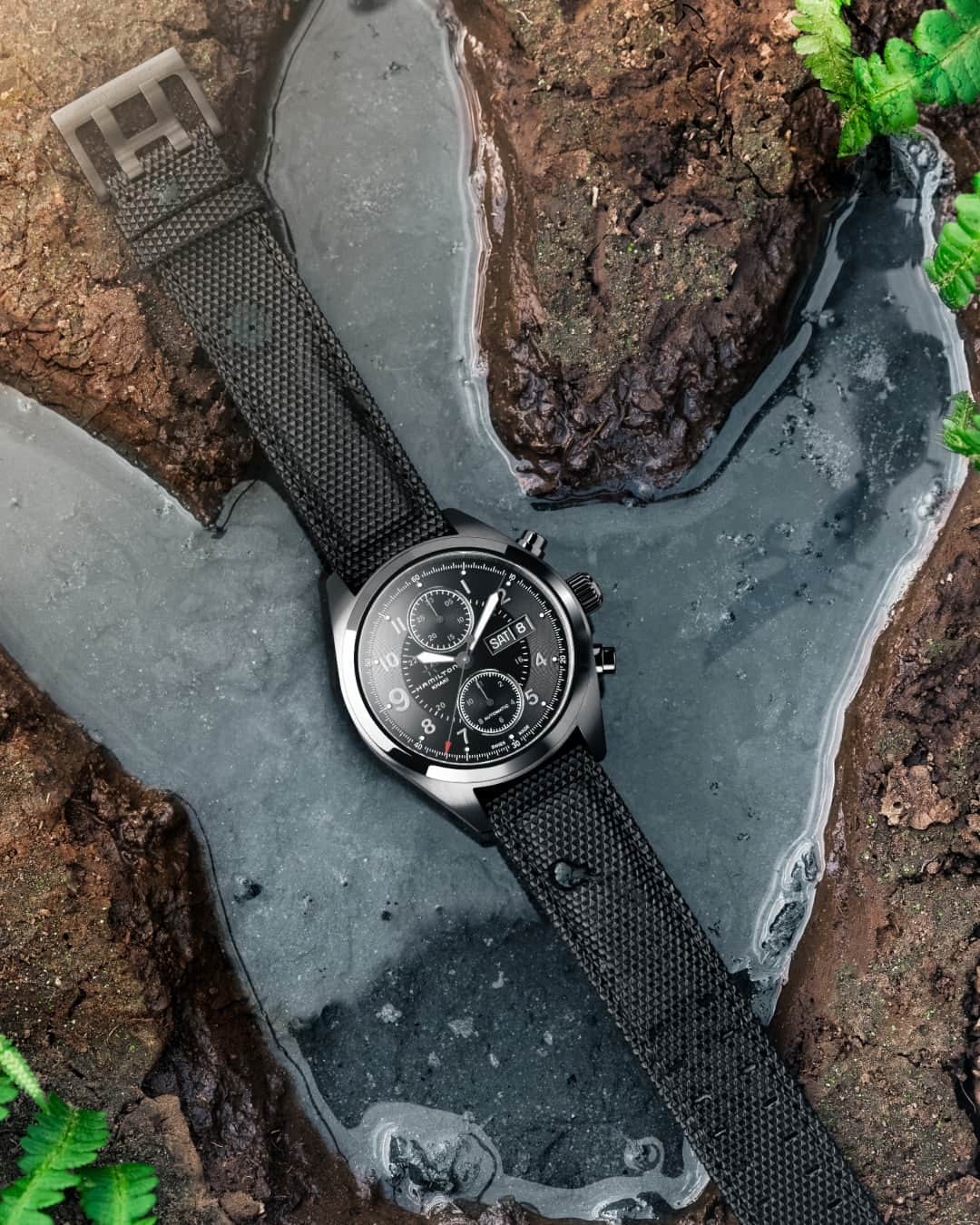 Hamilton Watchのインスタグラム：「In the heart-pounding science fiction action film "Jurassic World Dominion," danger lurks at every turn as characters are put to the test in the wild. Barry Sembène, played by Omar Sy, relies on our Khaki Field Auto Chrono as he ventures into the unknown.  #hamiltonwatch #jurassicworld #movie」