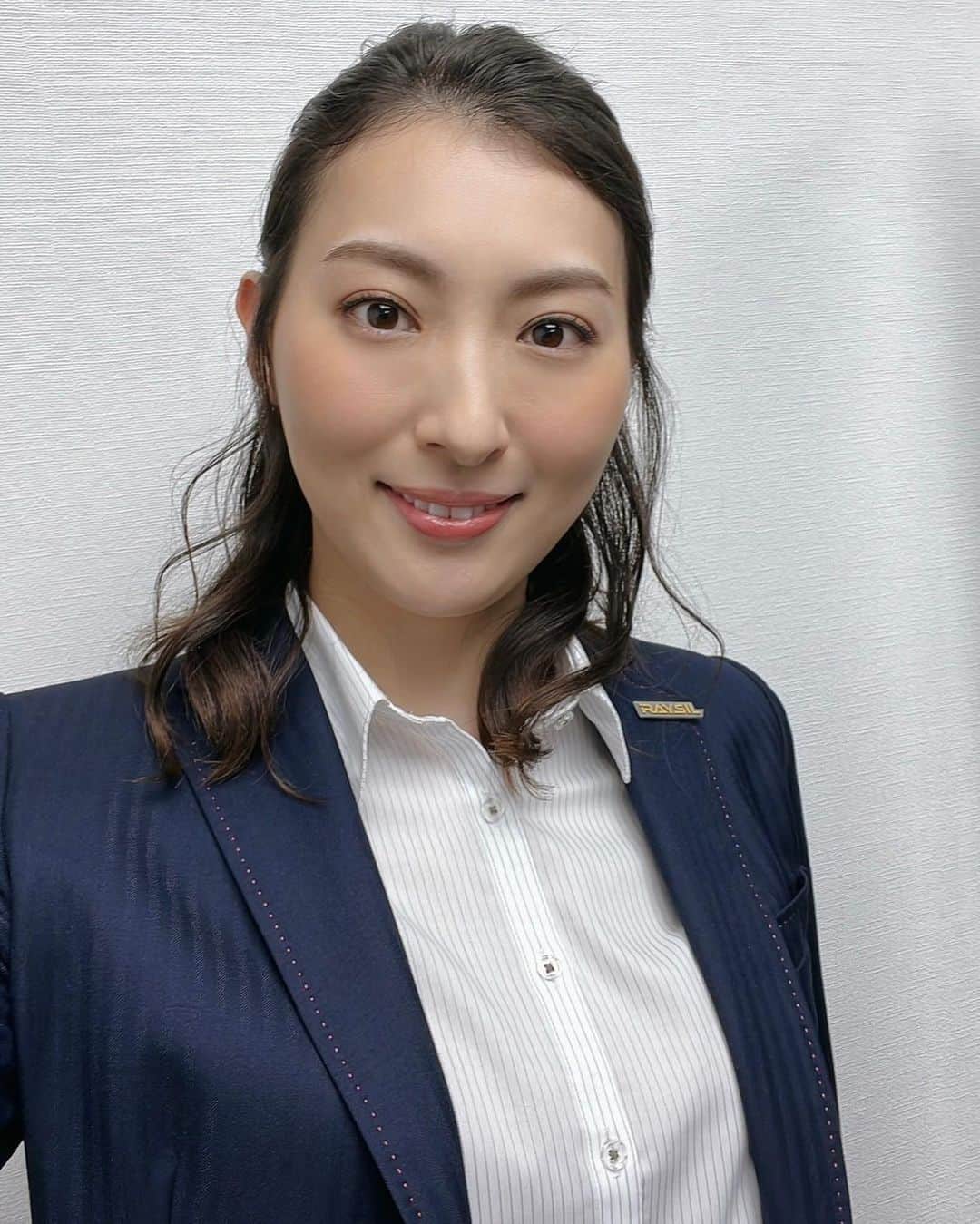 のインスタグラム：「.  こんばんは！りょうです😊  #VIVANTep6 ご覧いただけましたか？？ 私、出て来ましたね〜！笑  一視聴者として毎週楽しく見すぎていたからか、本当にこのドラマに自分も出るんだっけ？というなんだか不思議な気持ちになっていて。。 ちゃんと出演していました😂 次週もまだまだ目が離せない展開が待っているので、一緒にリアタイ楽しみましょう♫  そして、ミュージカル「天翔ける風に」も稽古始動しましたっ‼︎ 新たな世界観でとてもわくわくしています。 幕末の時代を必死に生きようとする人々の魂と魂のぶつかり合い。心して挑みます🫡 生のステージ、ぜひ観にいらしてください✨  いつも温かいご声援ありがとうございます。 Thank you very much. 謝謝 감사합니다  珠城りょうでした🤗  #VIVANTep6 #天翔ける風に #どちらも観てくれたら嬉しいな  #珠城りょう #俳優 です #またまた本人投稿  #台本カバーは愛用品」