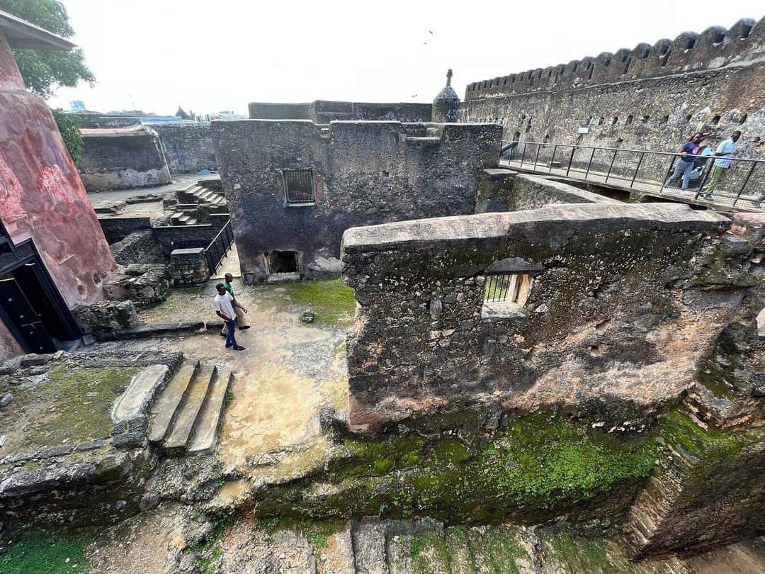 榎戸教子さんのインスタグラム写真 - (榎戸教子Instagram)「たった2泊3日のモンバサ。 ヴァスコ・ダ・ガマが インド航路開拓のときに立ち寄った街です。  1596年建造のジーザス要塞は、 世界遺産に登録されています。  モンバサは、アフリカ西海岸における ポルトガルの貿易の中心地として栄えました。 この街を守っていたジーザス要塞、 イギリスの植民地支配の時代には、 監獄として利用されていたそうです。  街には当時のエネルギーが残っています。 住んでみたいと思った街でした。  #worldheritage #世界遺産 #fortjesus  #trip #monbasa #worldtraveler」8月20日 22時01分 - noriko_enokido