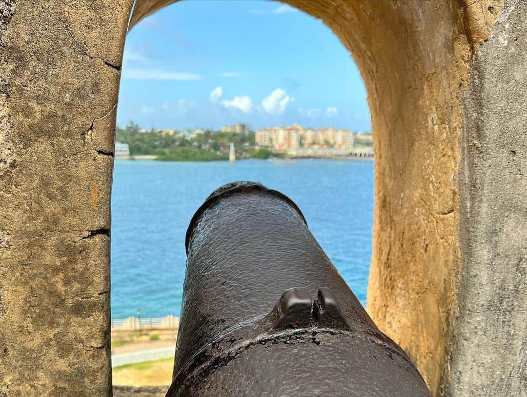 榎戸教子さんのインスタグラム写真 - (榎戸教子Instagram)「たった2泊3日のモンバサ。 ヴァスコ・ダ・ガマが インド航路開拓のときに立ち寄った街です。  1596年建造のジーザス要塞は、 世界遺産に登録されています。  モンバサは、アフリカ西海岸における ポルトガルの貿易の中心地として栄えました。 この街を守っていたジーザス要塞、 イギリスの植民地支配の時代には、 監獄として利用されていたそうです。  街には当時のエネルギーが残っています。 住んでみたいと思った街でした。  #worldheritage #世界遺産 #fortjesus  #trip #monbasa #worldtraveler」8月20日 22時01分 - noriko_enokido