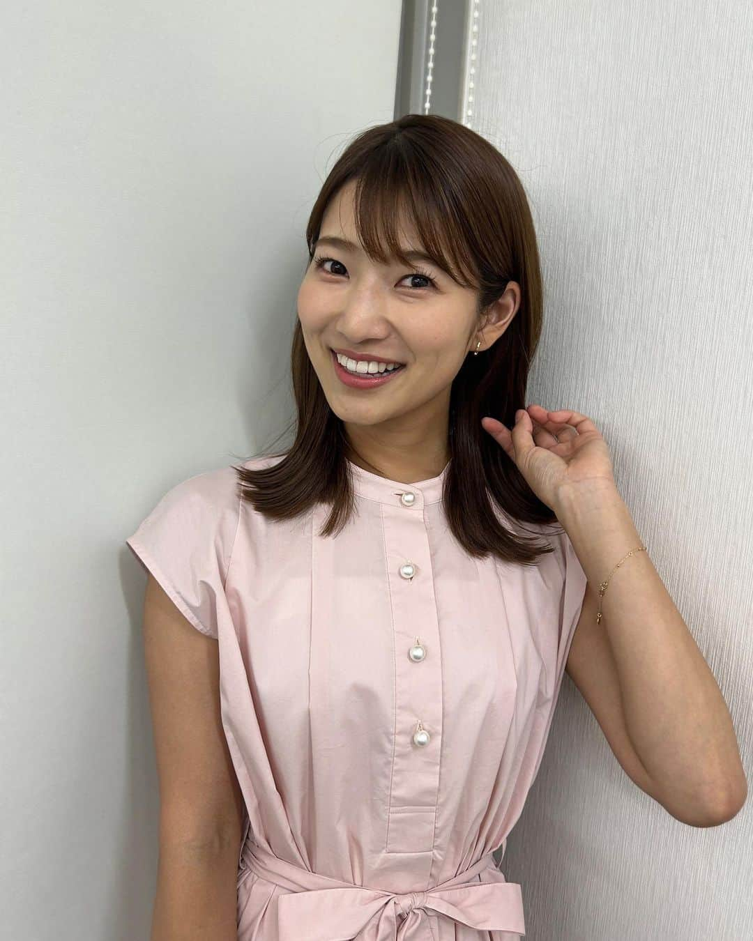 安藤萌々のインスタグラム：「週後半の衣装です🌟   木曜日 ワンピースNOLLEY'S パンプス DIANA  金曜日 セットアップ COCODEAI ピアスJOUETE  明日から始まる1週間もよろしくお願いします🌞  #ワンピース #ootd #outfit  #ソフトエレガント #フレッシュ #ソフエレ #イエベ春 #スプリング #骨格ウェーブ  #報道ステーション #テレビ朝日 #月曜日 久しぶりに #修造さん 登場です！」