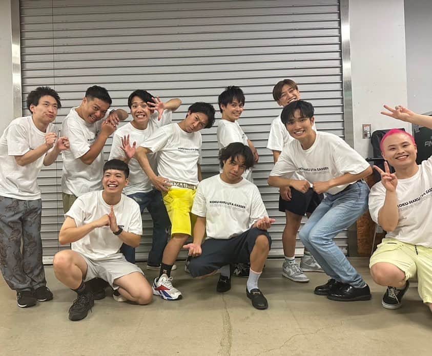 のインスタグラム：「やすともの黒白歌合戦！ 去年の大阪城ホールのLIVESTANDから独立して単体のイベントに🔥  芸人の本気の歌とダンス。。。 これこそエンターテイメントだねぇ。 僕はまだまだ踊り足りなかったので直談判して来年は踊る曲を増やしてもらいます🥹🥹🥹  その後の打ち上げもしあわせでしたぁぁ！！！！」