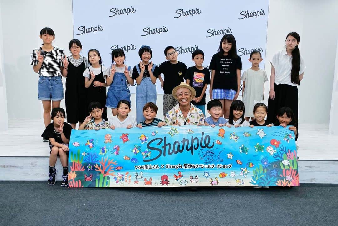 つるの剛士のインスタグラム：「今日は夏休みイベントとしてアメリカでシェアNO.1の油性カラーペン「#Sharpie 」を使って小学生〜中学生の皆さんとお絵描きしてきました♪  僕自身も以前から使わせていただいてますがこのsharpie、布や陶器、ガラス。。とにかくさまざまなキャンパスにもスイスイ。発色も最高。 しかもメタリカ…じゃなくて、メタリックカラーまで60種類以上とカラーも豊富🌈めちゃくちゃ気に入ってます！  イベント中も子どもたちの作品を眺めながら、自由な発想に驚かされたり感動したりと本当に楽しいひとときでした♪ 夏休みのお忙しいなかご参加いただきありがとうございました！  つか、私が一番楽しんでた説。。笑  また出来たらいいなあ。。  ※保護者の皆さま、まさかこのイベントで10年？いや20年クラスのいろんな再会があり…しかも今お子さんと一緒に。。本当にご縁を感じるひとときでした。Sharpieと同じく人生ってカラフルだ🌈✨ご参加ありがとうございました😊  #sharpie @sharpie_jp  #sharpieワークショップ #sharpieart  #sharpiedrawing  #sharpiepen」