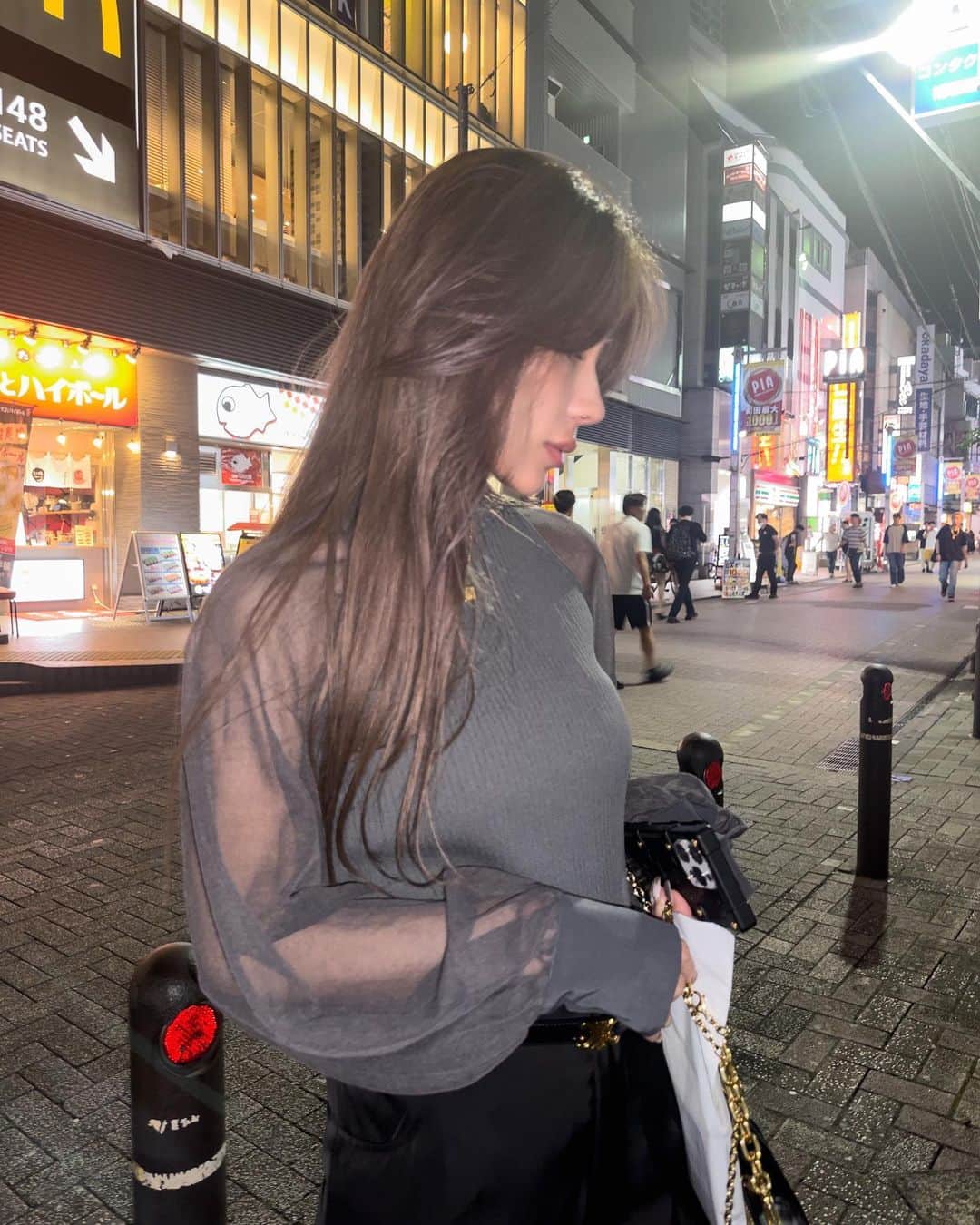 Azuのインスタグラム：「今日はヘアカラーと家族day💇‍♀️ サラサラになりました💕  合わせているトップスは前回大人気だったシアースリーブトップスの 進化したニット💗  見ごろはリブで、カフスはスーツ地 を使った異素材MIX🍁 お袖もより可愛いくなっちゃいました💗 クールなグレーも新鮮🖤  @glamlipsofficial   #ファッション#コーデ#異素材トップス #glamlips#glamlipsshop #綺麗めカジュアル #ヘアカラー#グレージュカラー #ロングヘア#秋服#秋服コーデ」