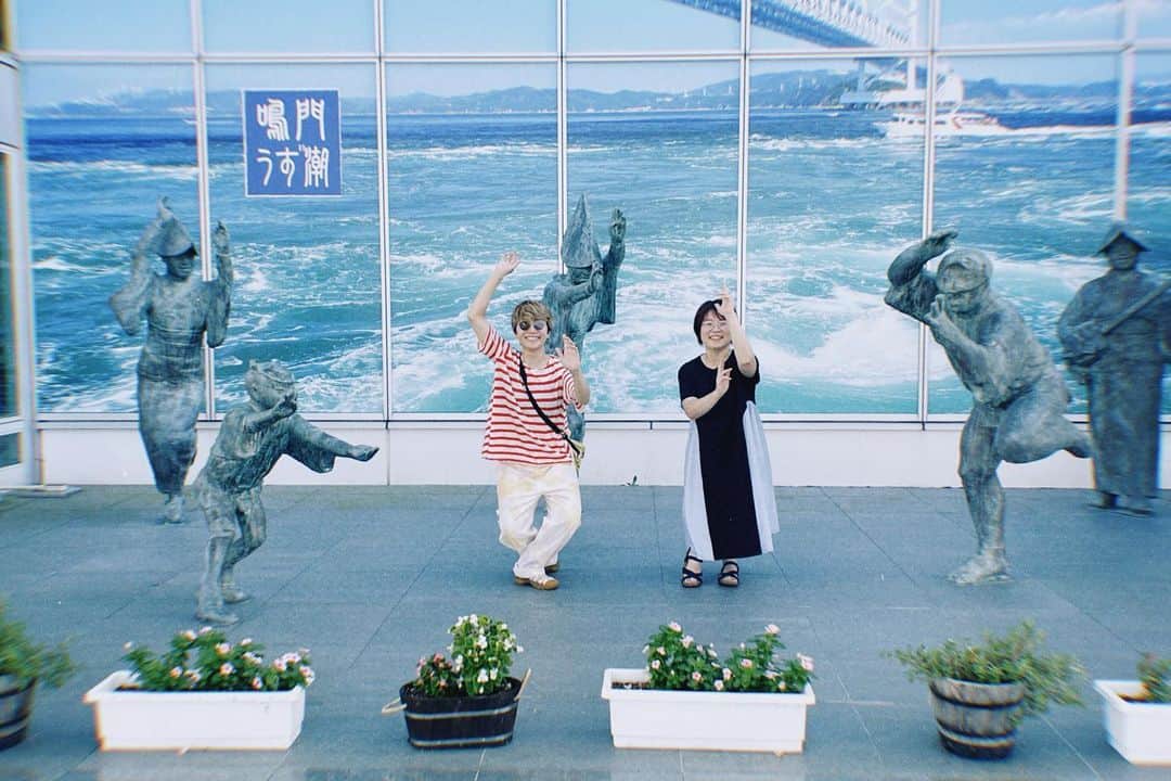 福岡晃子のインスタグラム：「チャットモンチー時代、東京のラジオ局jwaveでレギュラー番組を数年やらせていただいておりました。  その時の放送作家の「めがねさん👓」が徳島に遊びにきてくれた☺️  お仕事を通じて仲良くなって、こうしてプライベートでも遊びにきてくれて。出会いってほんまにありがたい。  忙しい中で時間を作ってきてくれたから、弾丸の徳島旅だったけど、楽しんでくれたようでなにより😆  懐かしい話から、いまハマってる話とか、とにかく喋った笑 めっちゃ楽しかったなー  またいつでも徳島もんてきーよー🙌」