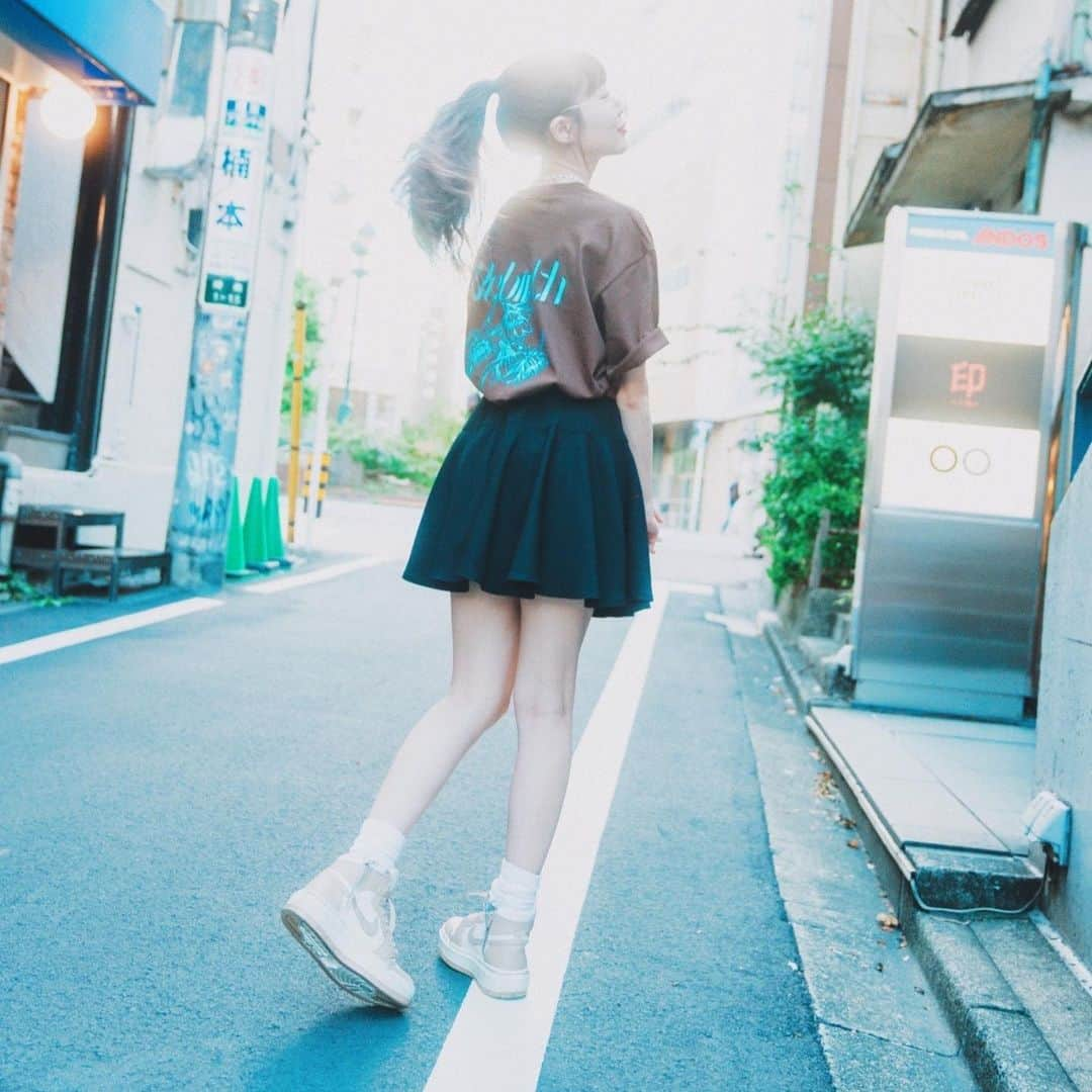 吉田菫さんのインスタグラム写真 - (吉田菫Instagram)「. 🌼Suu×LISTLESS Vol.2.5🌼 【Rebirth】Halftime Collection またまたコラボアイテム受注開始‼️  Rebirthは再生・復活を花言葉にもつラッパスイセンをモチーフに、LISTLESSが書き下ろしたイラストのグラフィックを展開した夏アイテムコレクションです♡ 手術を乗り越えてたりコロナ禍が緩和され少しずつ出来ることが増え、今伝えたいテーマを今回のコレクションに落とし込みました🕊️❤️  🌿T-SHIRTS(3color) 🌿PICHI T-SHIRTS(2color) 🌿モーテルキー&カラビナSET 🌿T-SHIRTS-SET 🌿PICHI T-SET  購入特典あり⚪️  受注期間🛒 2023.8.20 19:00~8.27 23:59 📦9月下旬~10月上旬お届け  https://shop.gyft-shibuya.com/?mode=cate&csid=0&cbid=2877641」8月20日 22時04分 - sumiredooon1228