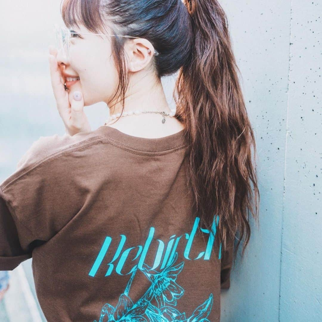 吉田菫さんのインスタグラム写真 - (吉田菫Instagram)「. 🌼Suu×LISTLESS Vol.2.5🌼 【Rebirth】Halftime Collection またまたコラボアイテム受注開始‼️  Rebirthは再生・復活を花言葉にもつラッパスイセンをモチーフに、LISTLESSが書き下ろしたイラストのグラフィックを展開した夏アイテムコレクションです♡ 手術を乗り越えてたりコロナ禍が緩和され少しずつ出来ることが増え、今伝えたいテーマを今回のコレクションに落とし込みました🕊️❤️  🌿T-SHIRTS(3color) 🌿PICHI T-SHIRTS(2color) 🌿モーテルキー&カラビナSET 🌿T-SHIRTS-SET 🌿PICHI T-SET  購入特典あり⚪️  受注期間🛒 2023.8.20 19:00~8.27 23:59 📦9月下旬~10月上旬お届け  https://shop.gyft-shibuya.com/?mode=cate&csid=0&cbid=2877641」8月20日 22時04分 - sumiredooon1228