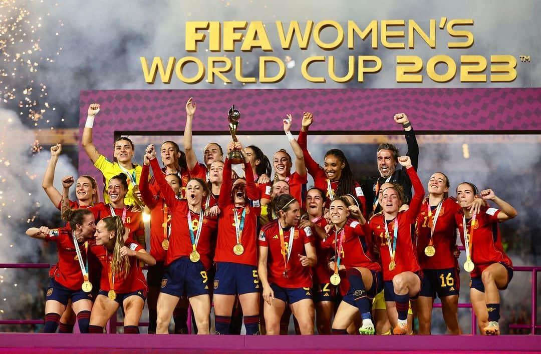 フェルナンド・トーレスのインスタグラム：「Orgullosos de vosotras por el trabajo y el esfuerzo que os recompensa como Campeonas del Mundo. A disfrutarlo!  @SefutbolFem」