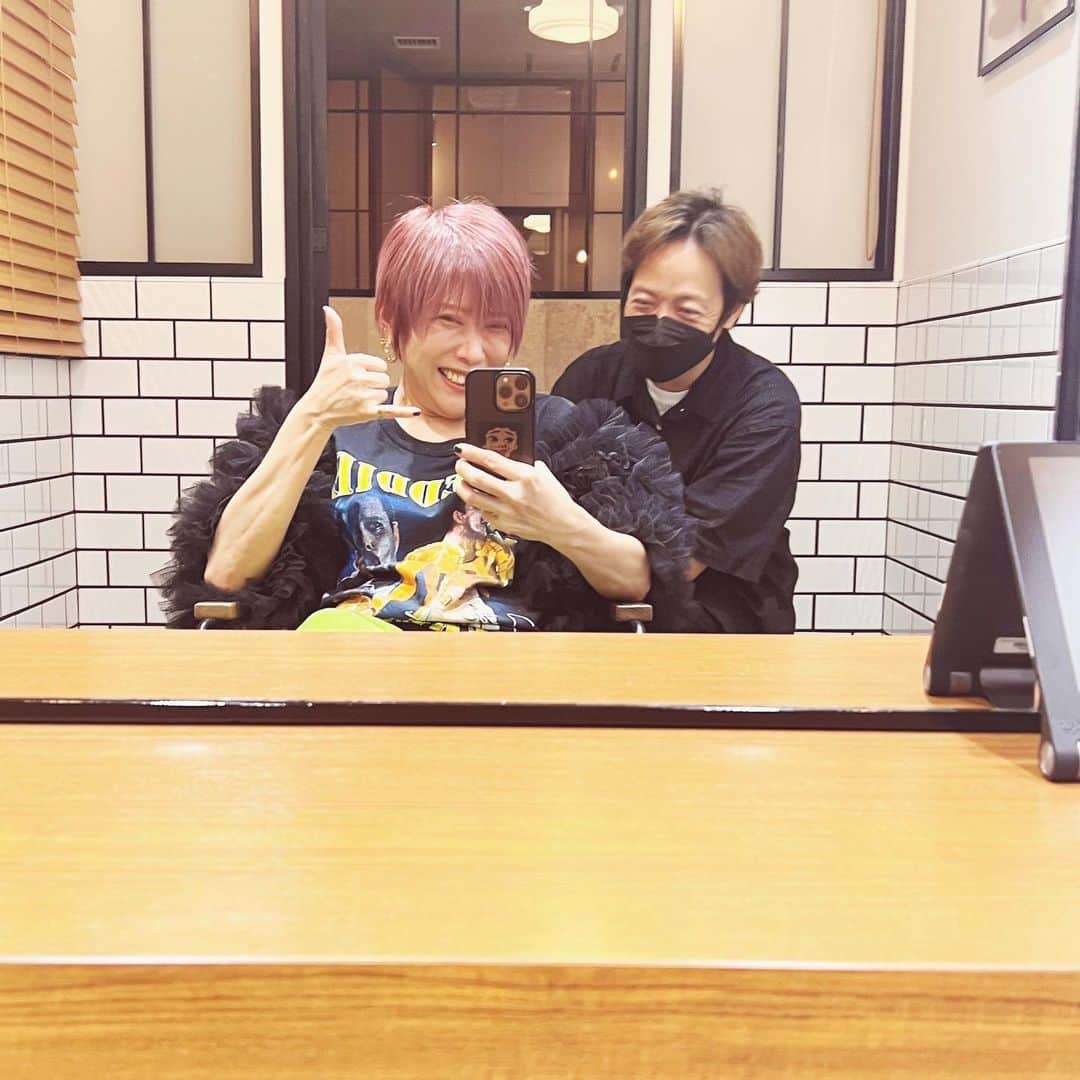 YU-KIのインスタグラム：「担当してくれてる森ちゃん✂️と 写真撮るときどんなポーズが多いんだっけ？と どうでもいい話をしてた 照れ屋の私達には出来ないこういうポーズの方ってたま〜に見かけるねって　アロハ〜💐的な 皆さんってどうしてるんだろ？  #TRF30thanniversary  #TRFYU-KI  #ユーレルム銀座  #武道館チケット発売スタート  TRF 30th Anniversary Live at 日本武道館 「past and future.」 2024年2月18日(日) OPEN 17:00 / START 18:00 全席指定　 9,800円（税込）  ★オフィシャルホームページ抽選先行受付 受付サイトURL：https://l-tike.com/st1/trf-30th  ●エントリー受付期間：2023/8/18（金）12:00 ～2023/8/28（月）23:59まで  ●当落・入金期間：2023年8月31日(木)13:00～2023年9月3日(日)23:00まで   本ライブの詳細情報は、下記のTRFオフィシャルHPをご確認ください。  TRF オフィシャルHP：https://trf.avexnet.or.jp/  TRFオフィシャルTwitter (@TRF_staff)：https://twitter.com/trf_staff」