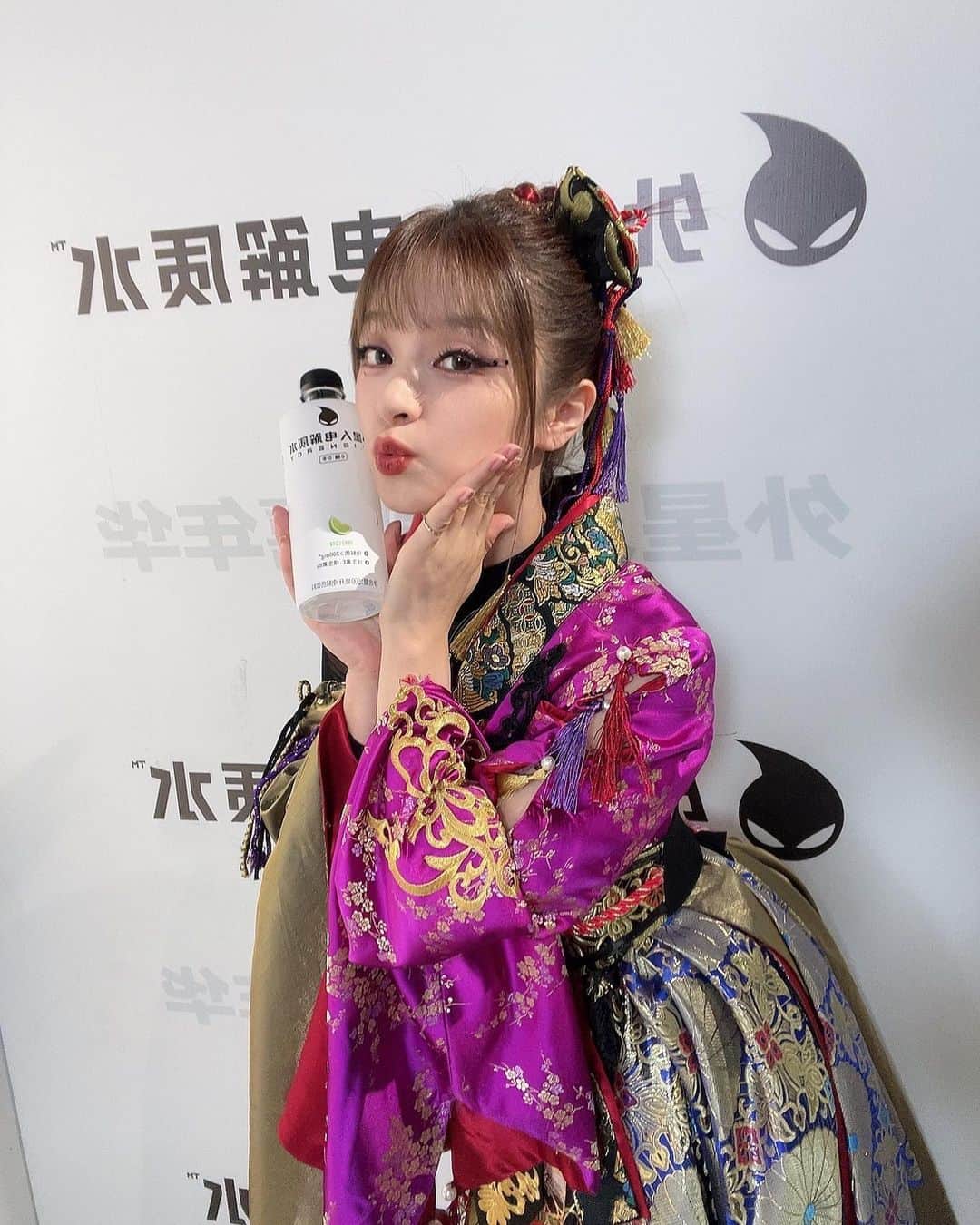 MARiAのインスタグラム：「いっぱい汗をかいたので いっぱい水分補給しましょう😉✨🙌 #GARNiDELiA #MARiA #美依礼芽 #小美 #外星人」