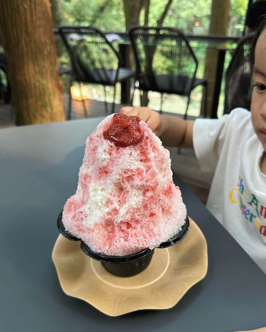 樽見麻緒のインスタグラム：「🍧🎐🍃 東京とは思えないくらい自然をふんだんに味わえて、めっちゃ良かった❤︎ リフレッシュできた✨  ݂ #dayoff#tokyocafe#cafe#夏#休日の過ごし方#かき氷#あきる野カフェ#あきる野#川沿いカフェ#水の音#カフェ巡り#自然#ママライフ#子連れおでかけ#こどものいる暮らし」