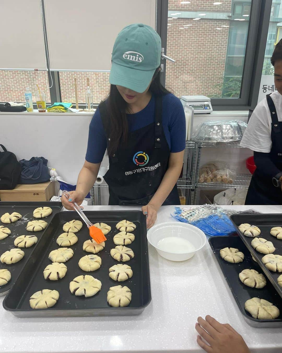 ジヒョン さんのインスタグラム写真 - (ジヒョン Instagram)「뿌듯한 시간 보낸 주말!! 모여서 복지관에 갈 빵 만들기」8月20日 22時09分 - jihyunilovee