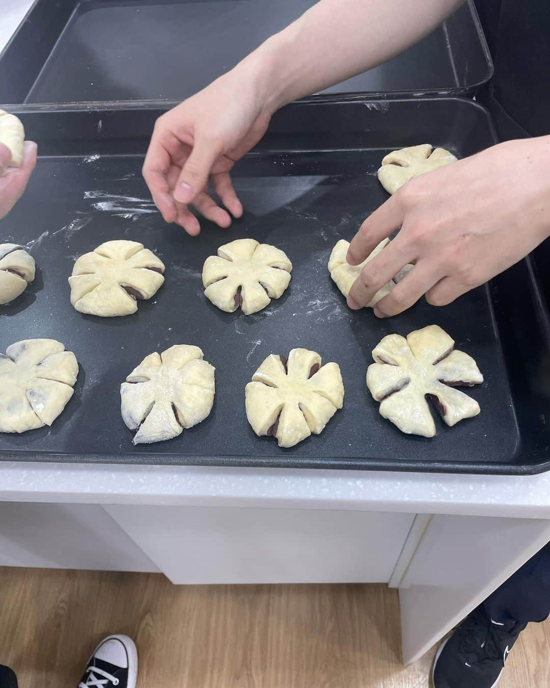 ジヒョン のインスタグラム：「뿌듯한 시간 보낸 주말!! 모여서 복지관에 갈 빵 만들기」